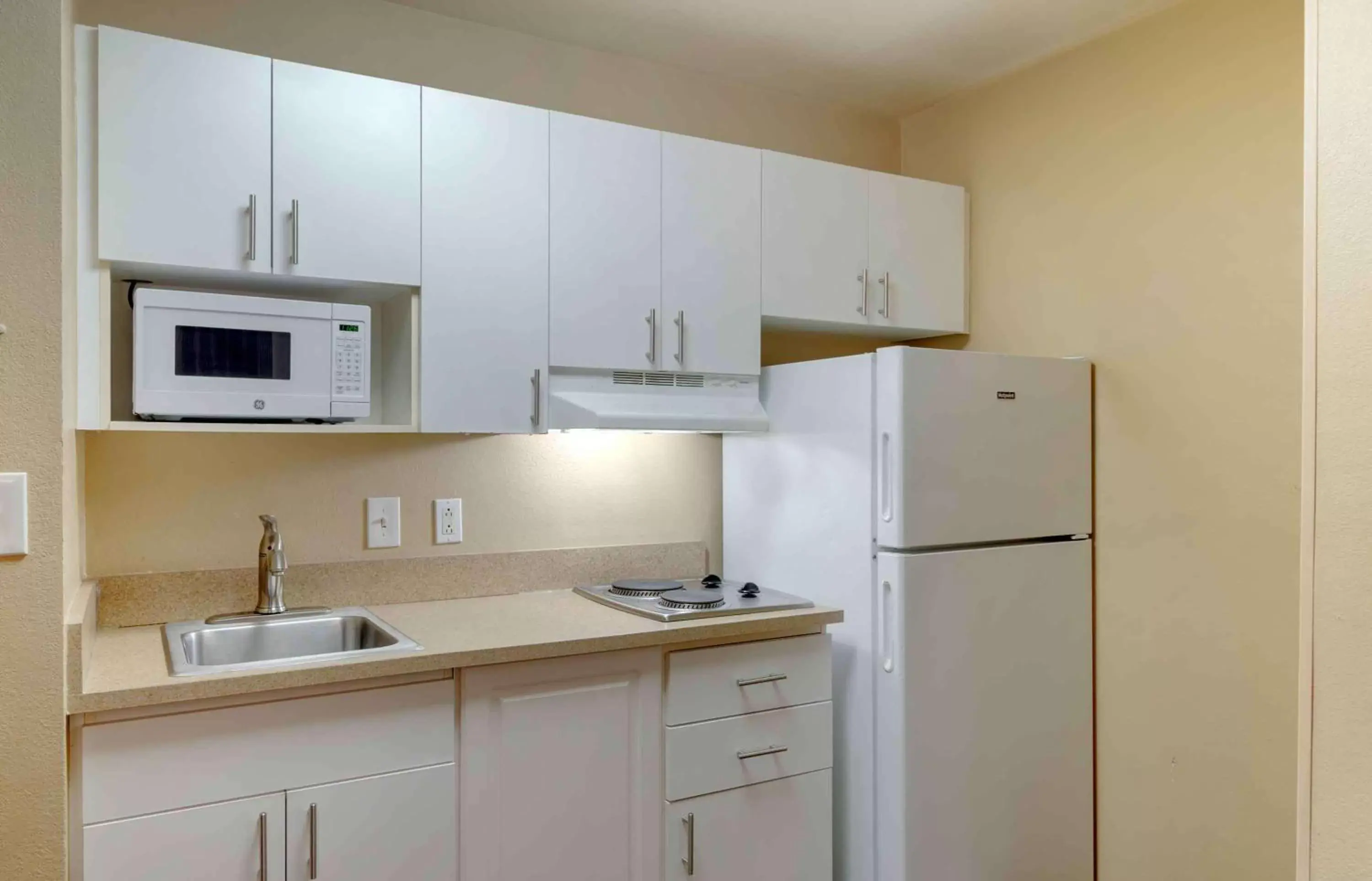 Bedroom, Kitchen/Kitchenette in Extended Stay America Suites - Atlanta - Buckhead