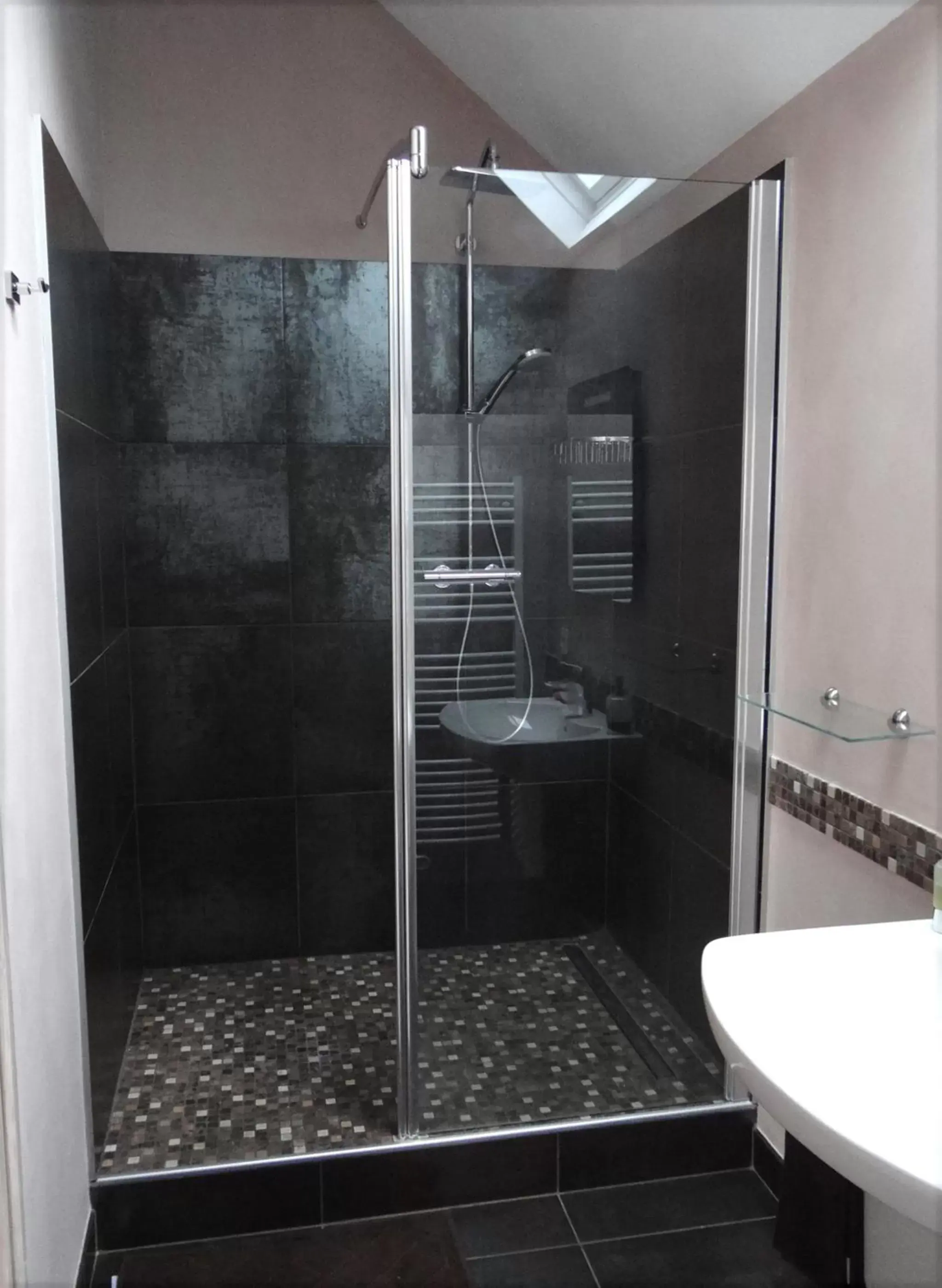 Shower, Bathroom in Le Chemin d'Ulphe