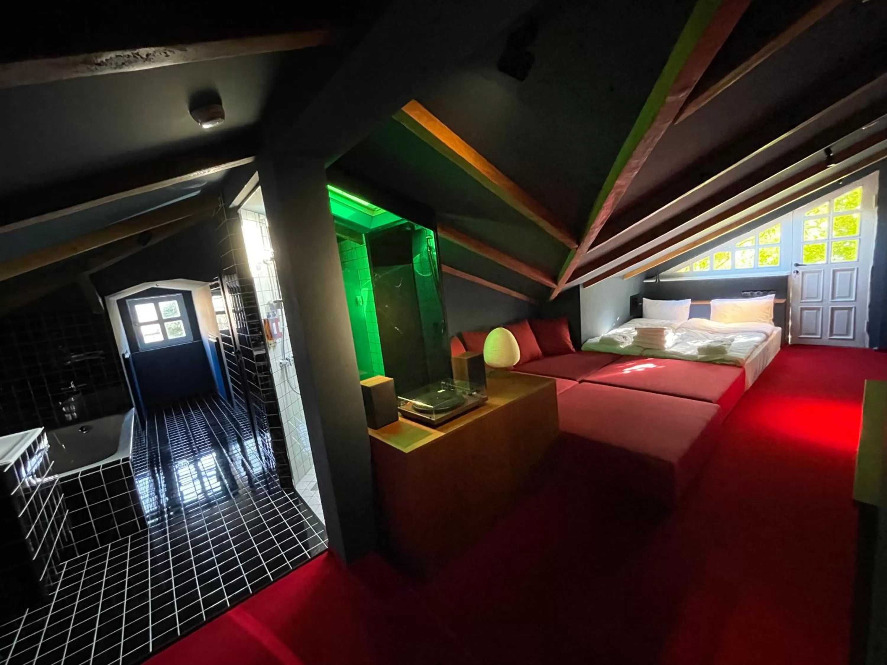 Photo of the whole room, Bed in Blueberry Nights