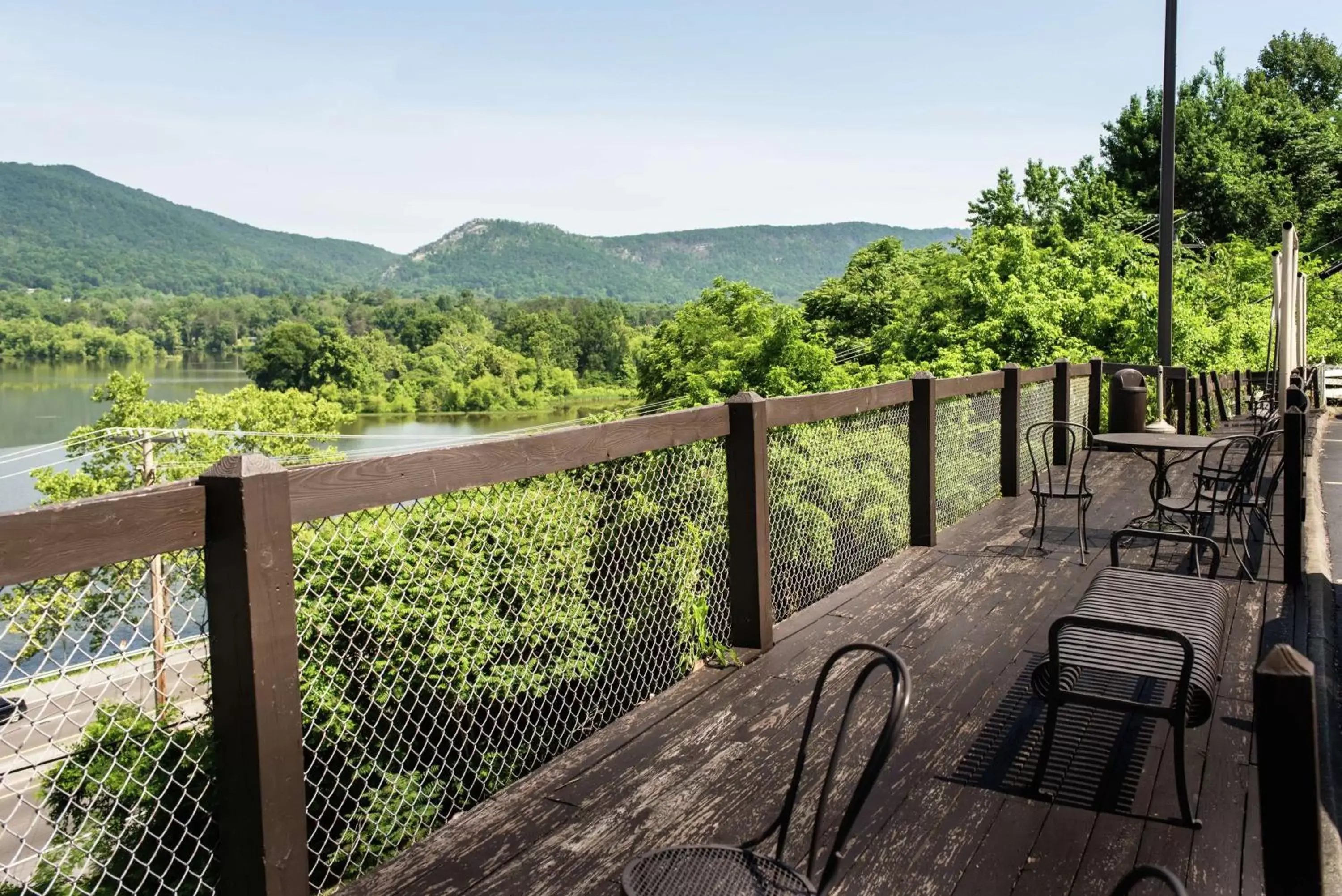 Patio, Mountain View in Hampton Inn Caryville-I-75/Cove Lake-State Park