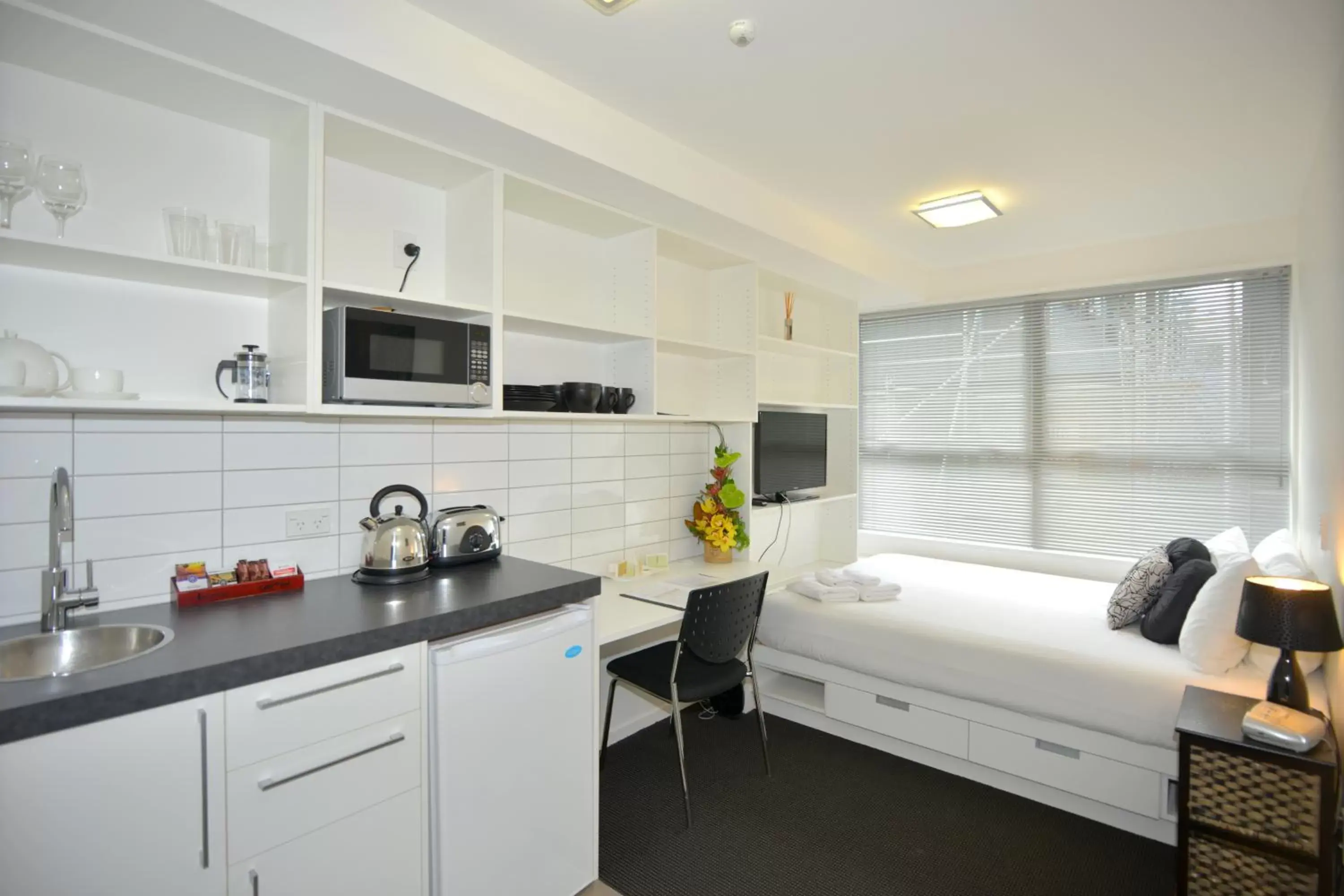 Photo of the whole room, Kitchen/Kitchenette in Southwark Hotel & Apartments