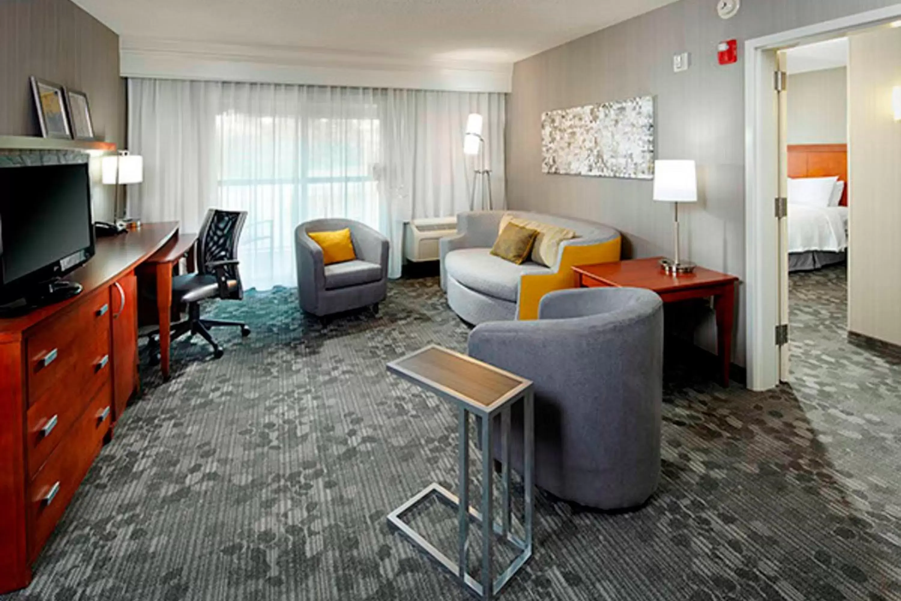 Living room, Seating Area in Courtyard by Marriott Akron Stow