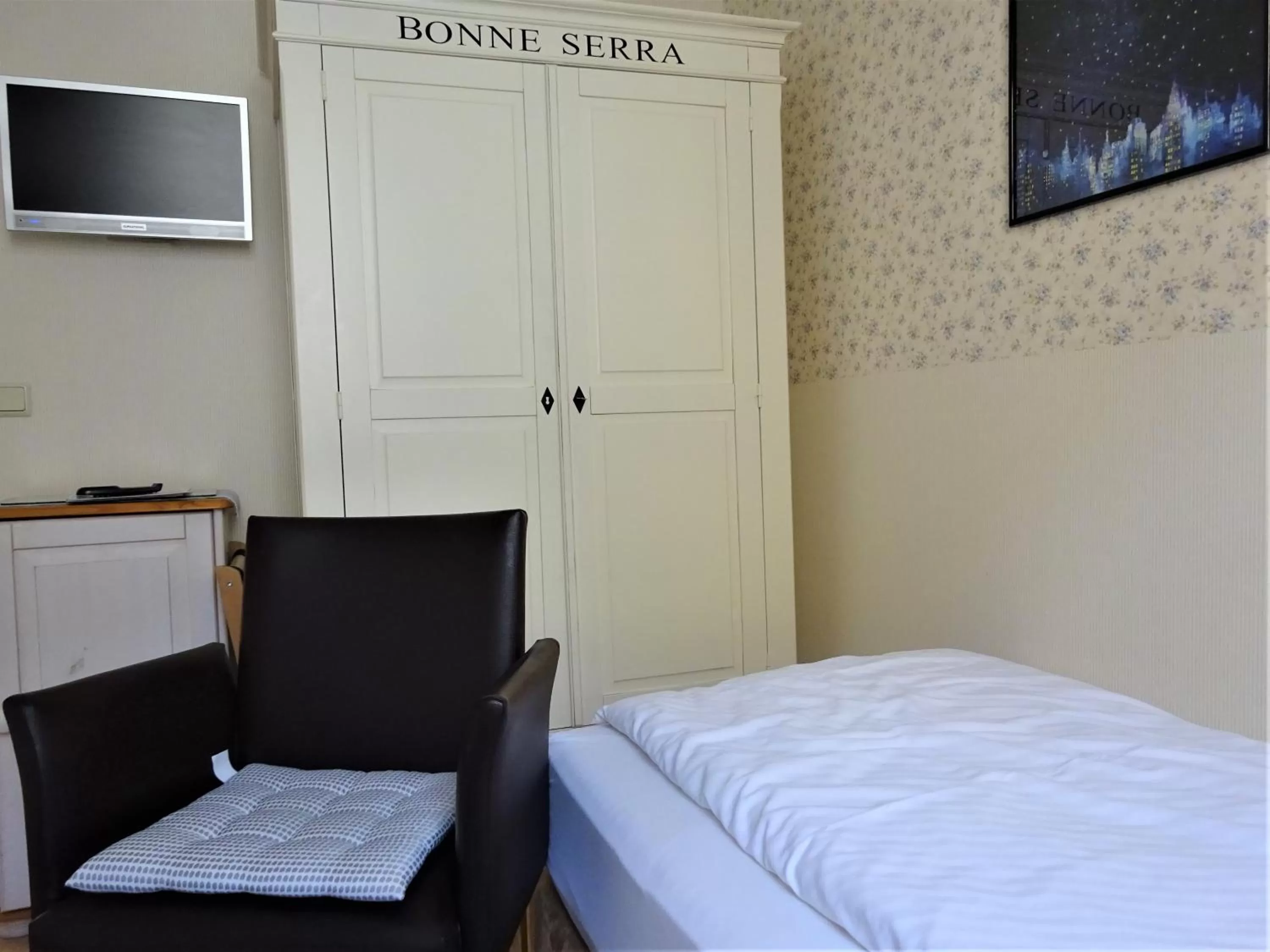 Photo of the whole room, Bed in Hotel Pension Zur Fährbrücke