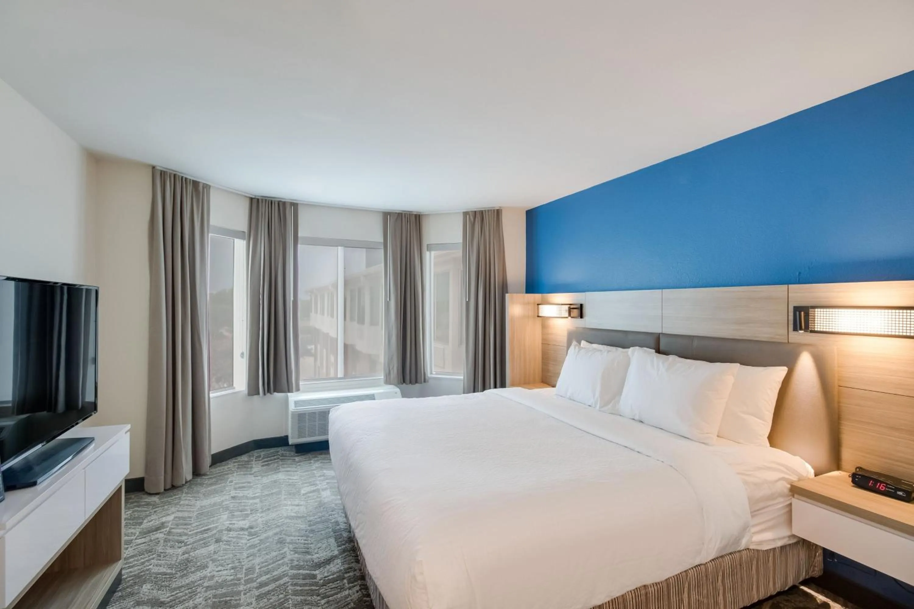 Bedroom, Bed in SpringHill Suites by Marriott Dallas NW Highway at Stemmons / I-35East