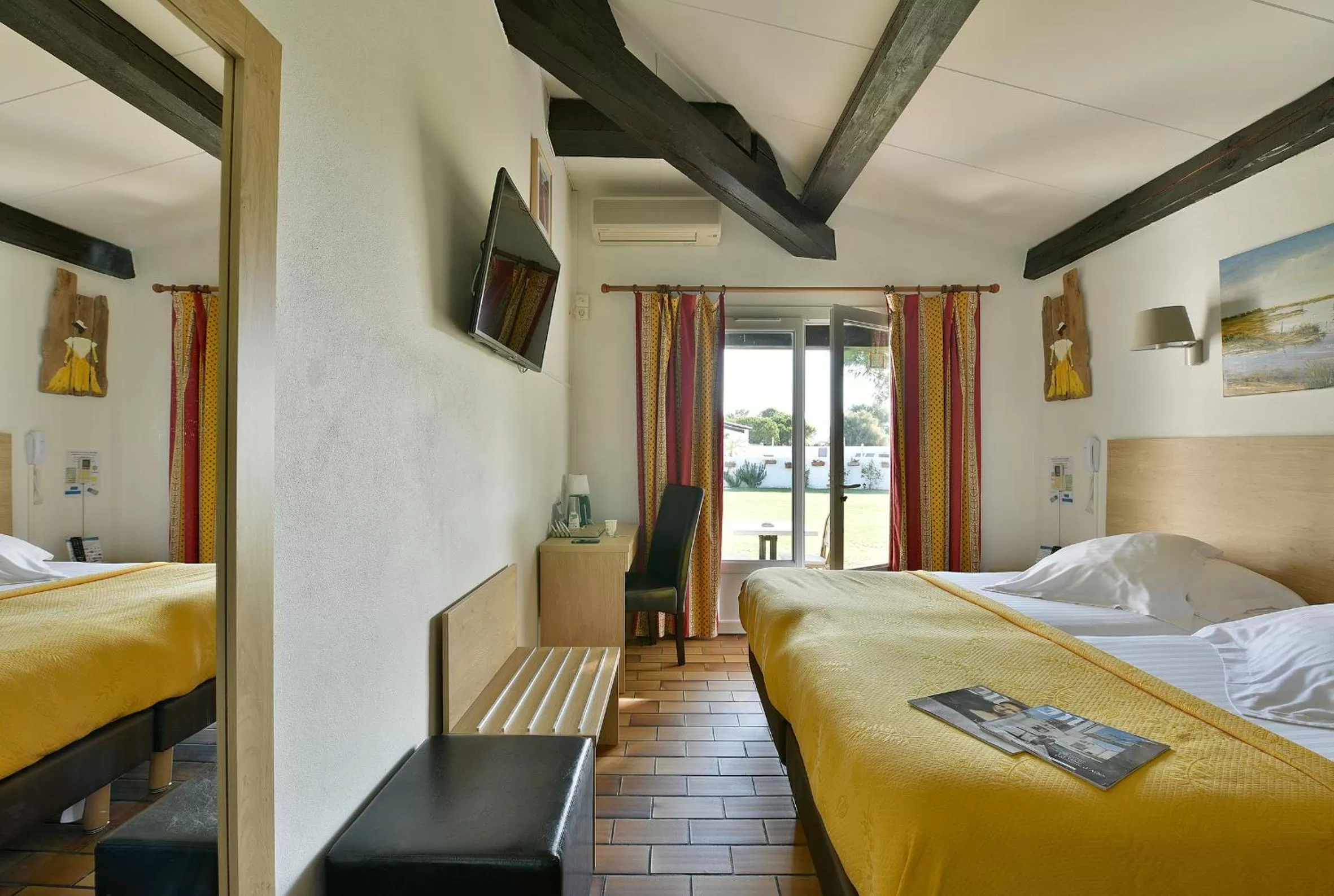 Bed in Mas de la Grenouillère Hôtel et Centre équestre en pleine nature