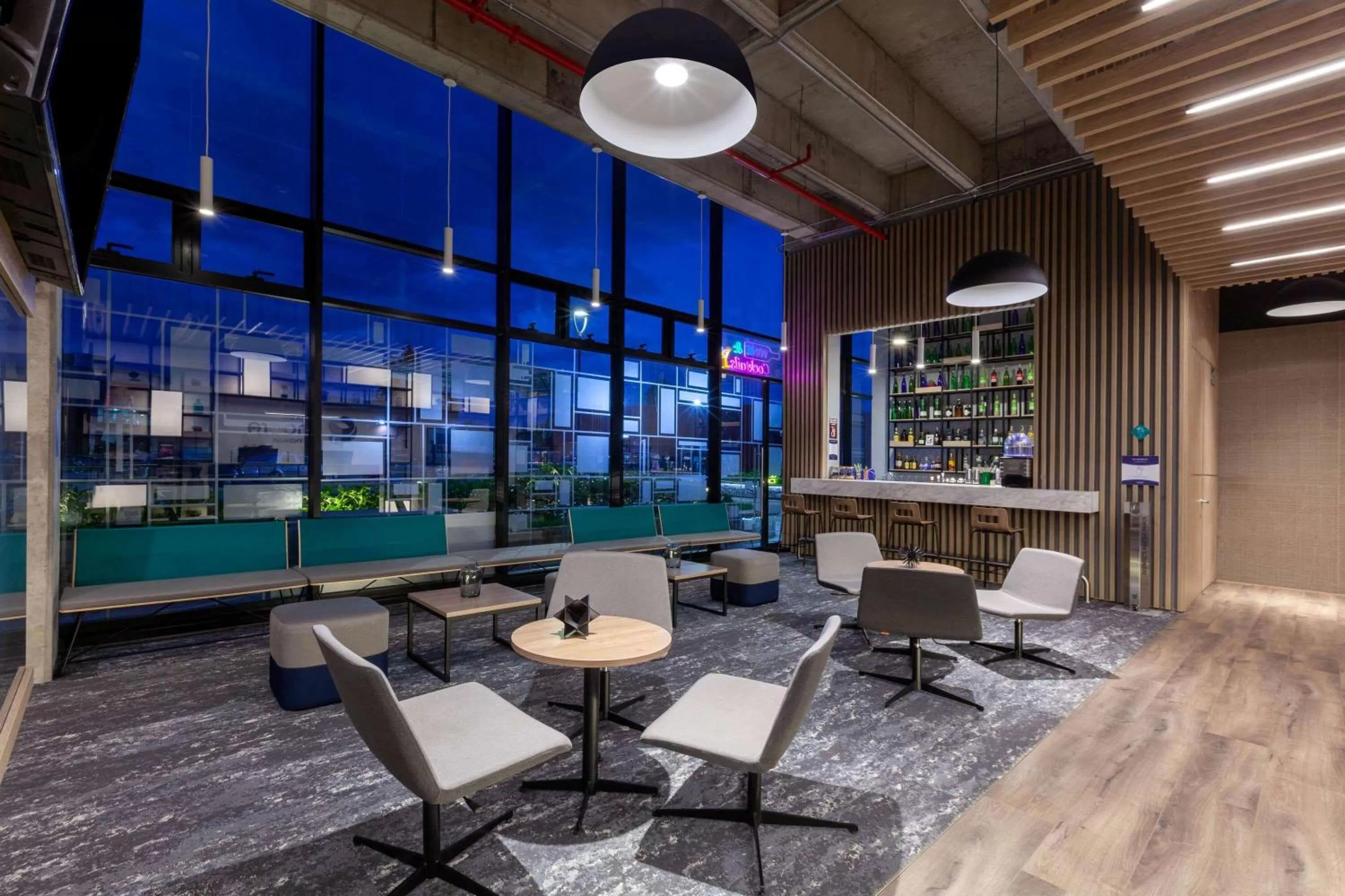 Lounge or bar in Hotel Distrito ZF By OxoHotel