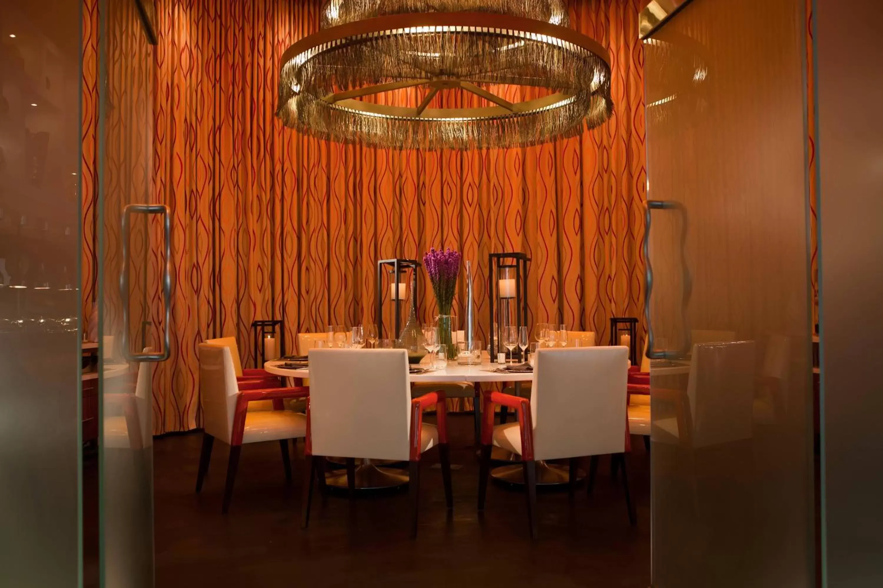 Restaurant/Places to Eat in Renaissance Arlington Capital View Hotel