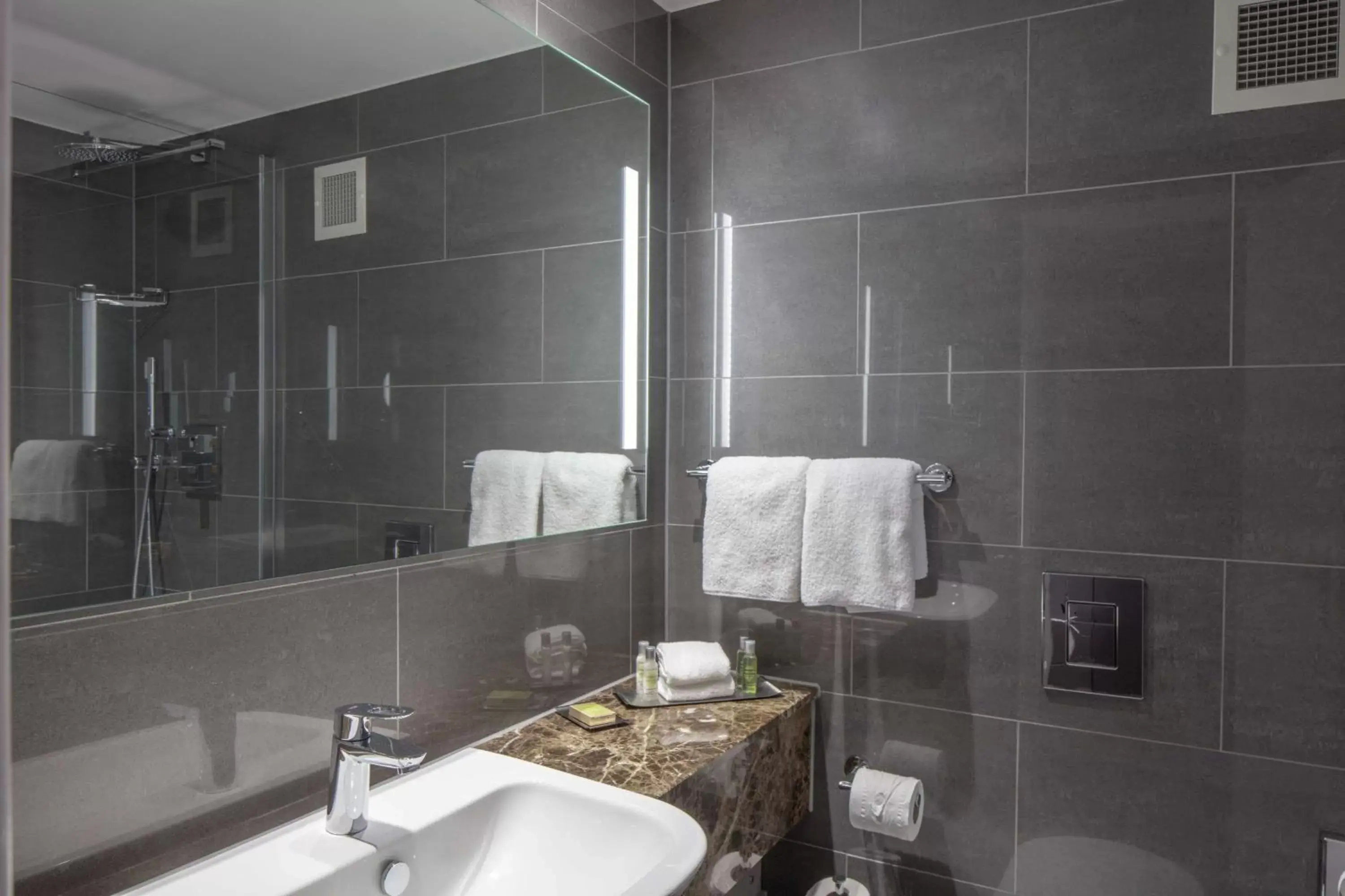 Bathroom in DoubleTree by Hilton Bristol City Centre