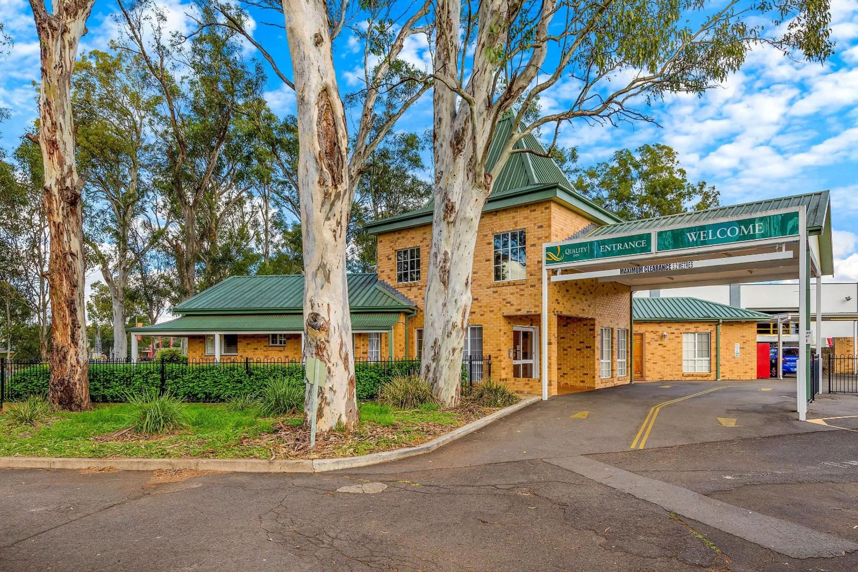 Property building in Quality Inn Penrith Sydney