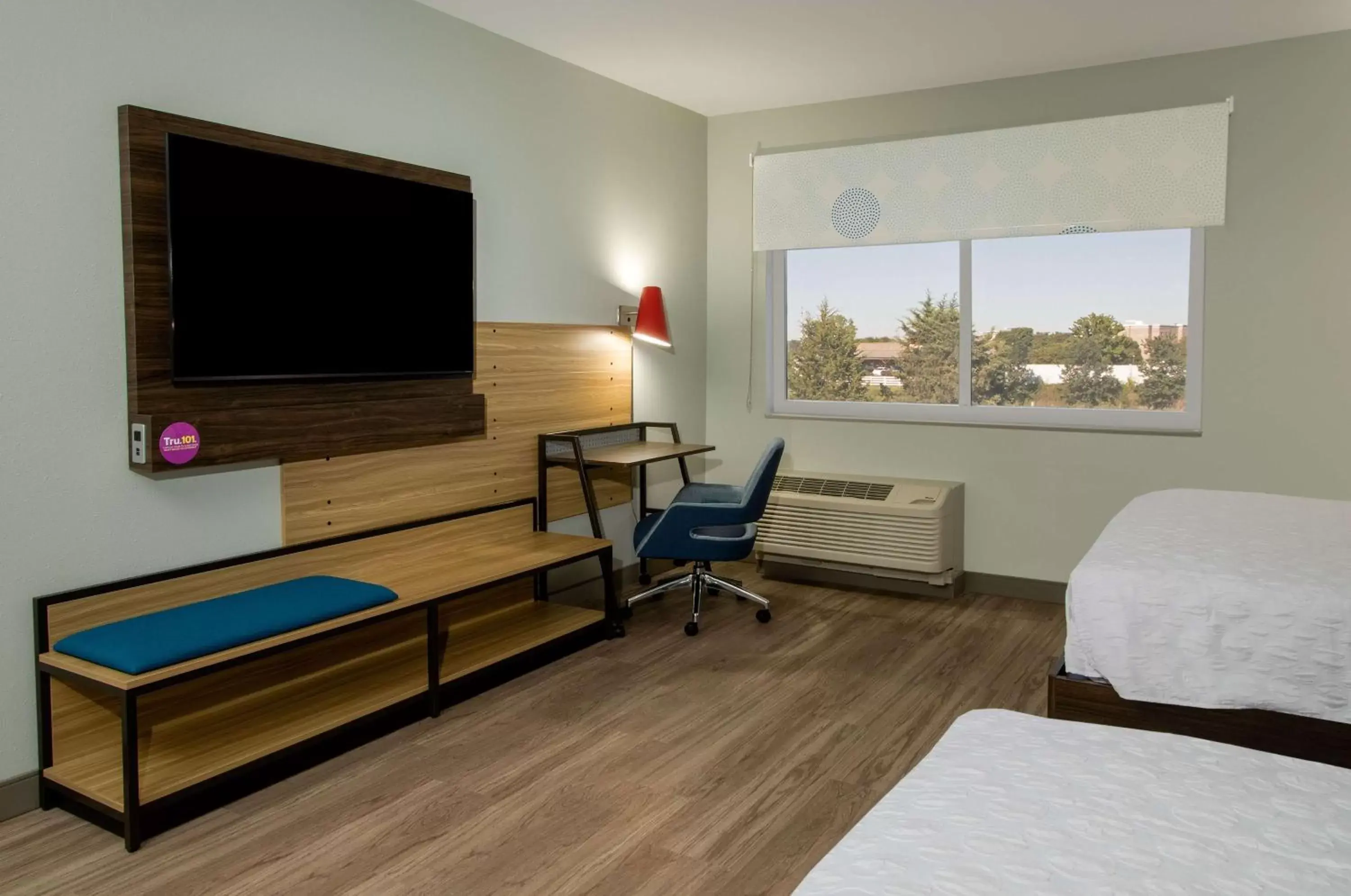 Bedroom, TV/Entertainment Center in Tru By Hilton Grove City Columbus