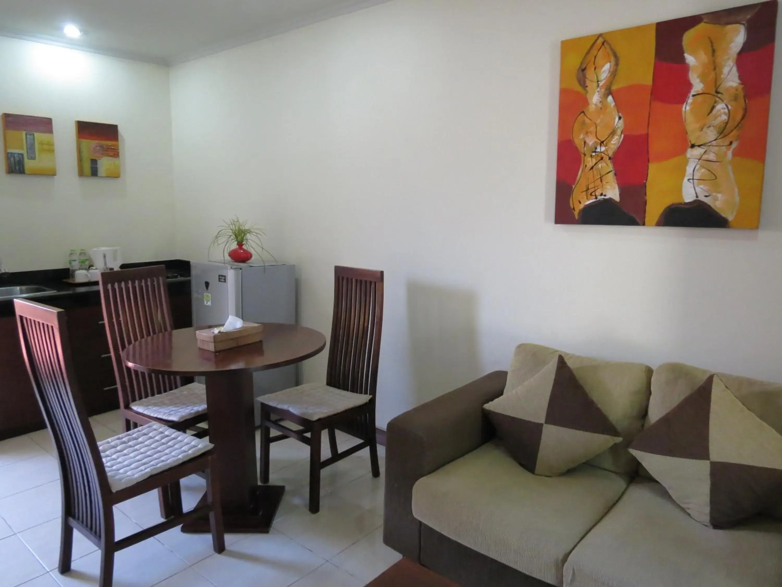 Dining area, Seating Area in Sekuta Condo Suites