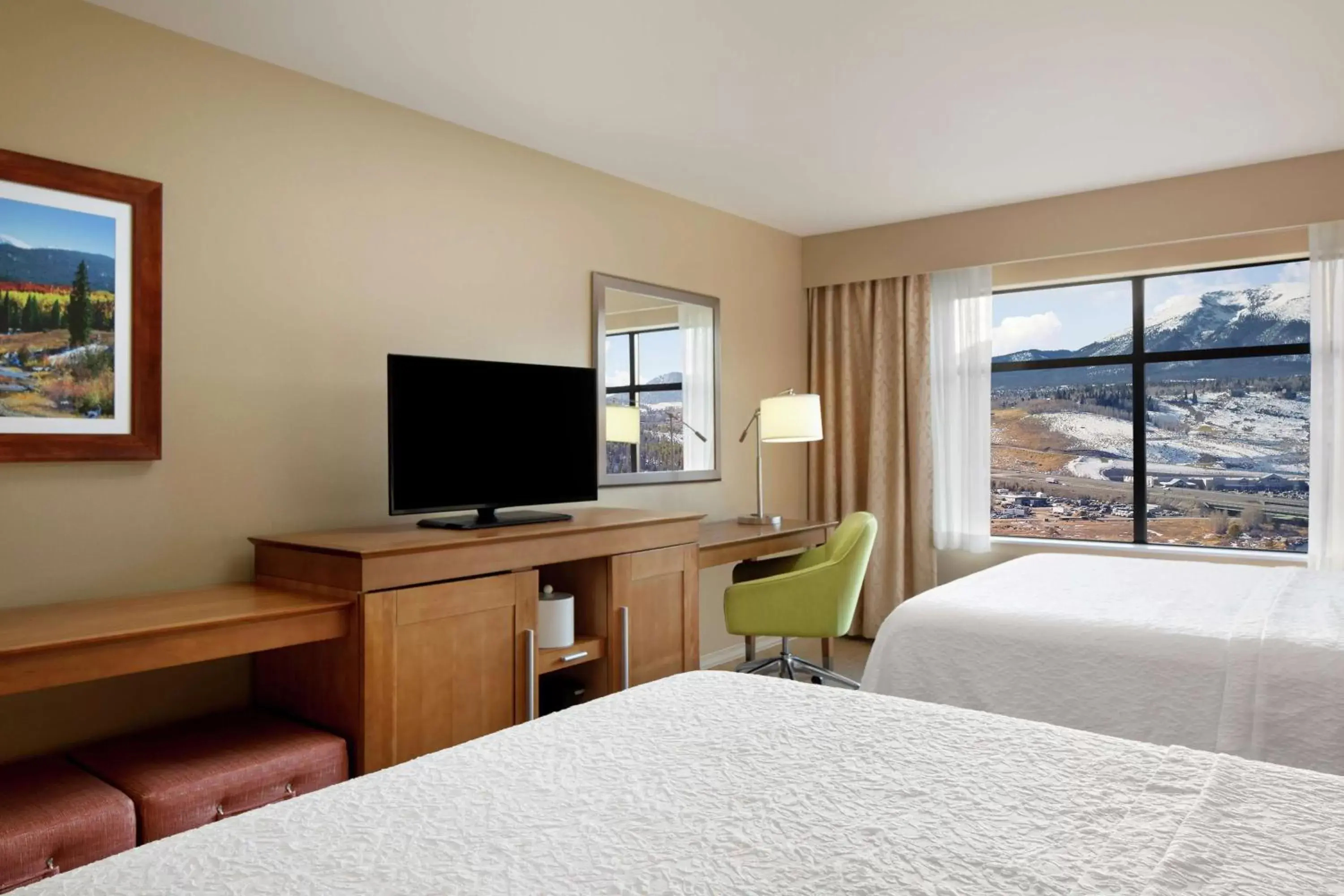 Bedroom, TV/Entertainment Center in Hampton Inn & Suites Silverthorne