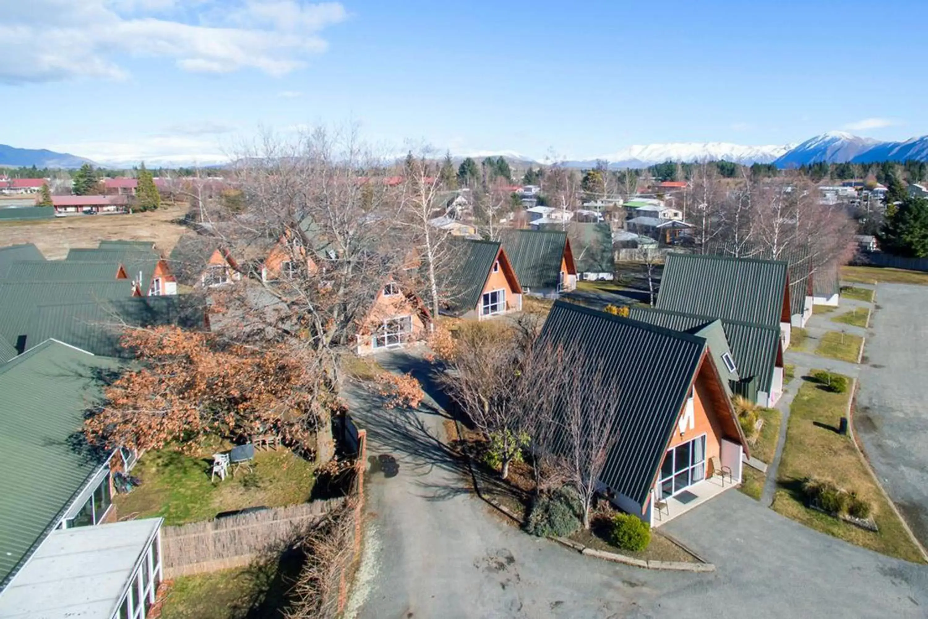 Property building, Bird's-eye View in Mountain Chalets Motel