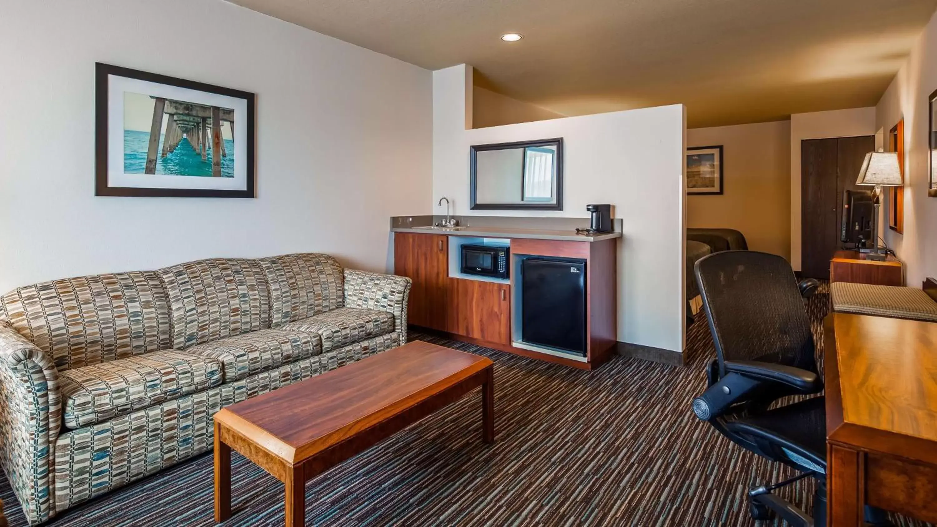 Photo of the whole room, Seating Area in Best Western Salbasgeon Inn & Suites