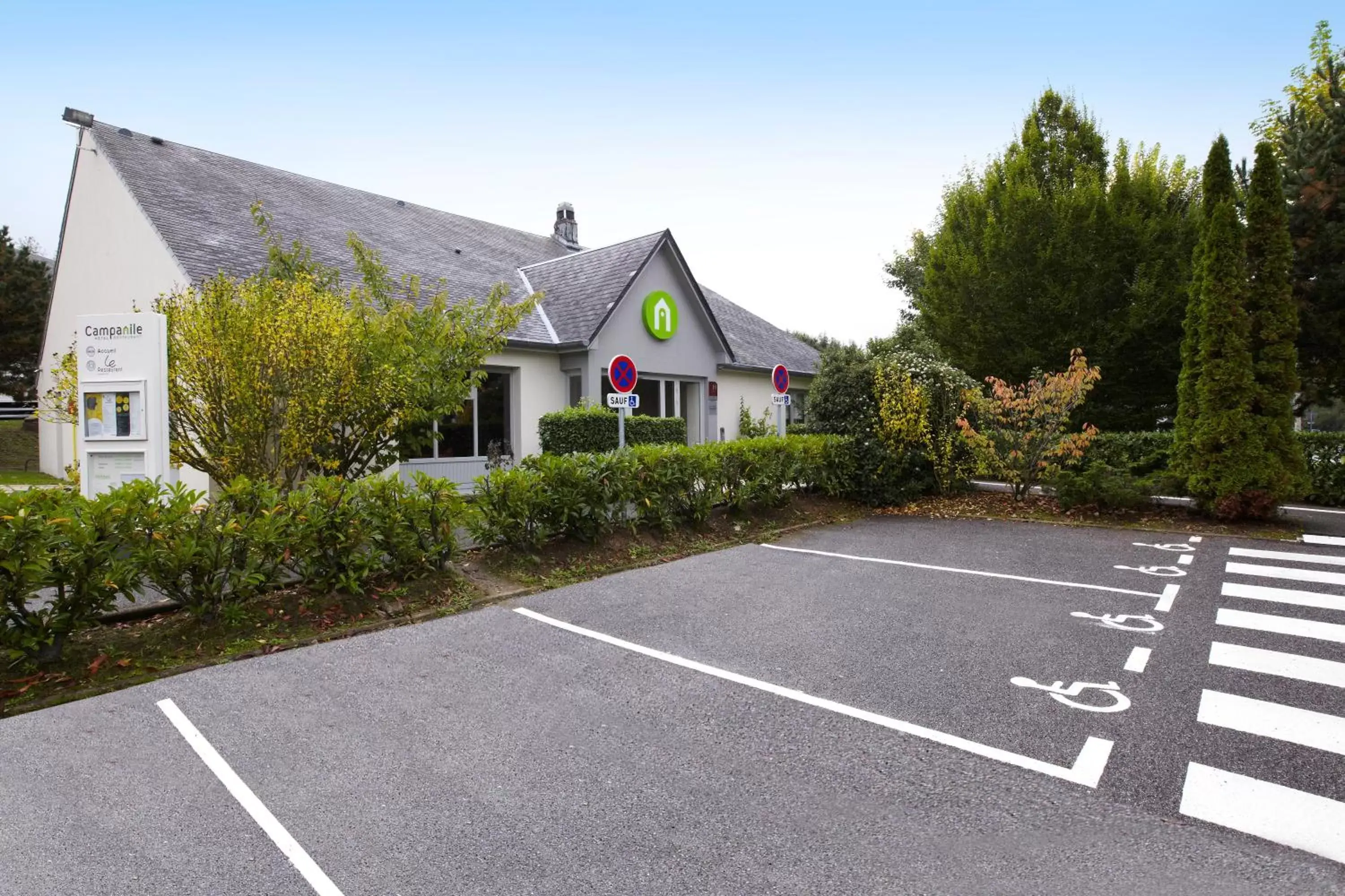 Facade/entrance in Campanile Le Havre Nord - Montivilliers Facade/entrance in Campanile Le Havre Nord - Montivilliers