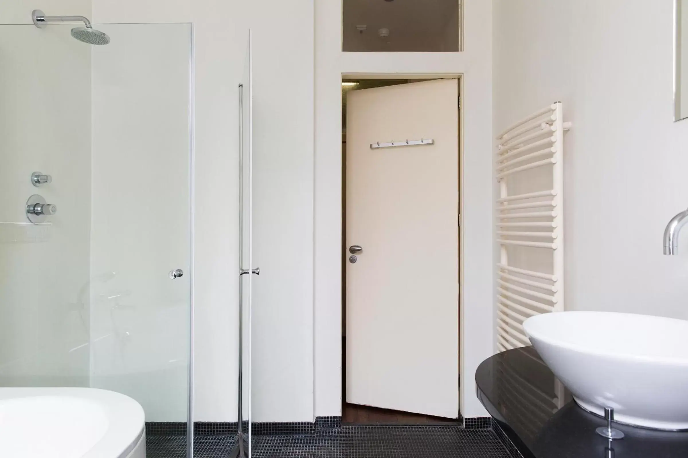 Bathroom in Marnix Modern: Supercentral 8P