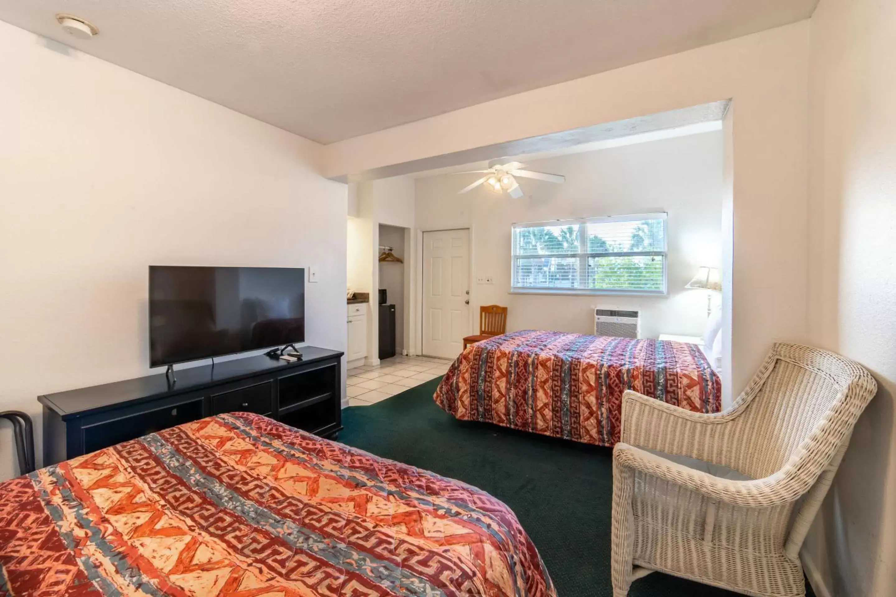 Bed, TV/Entertainment Center in Captain's Table Hotel by Everglades Adventures