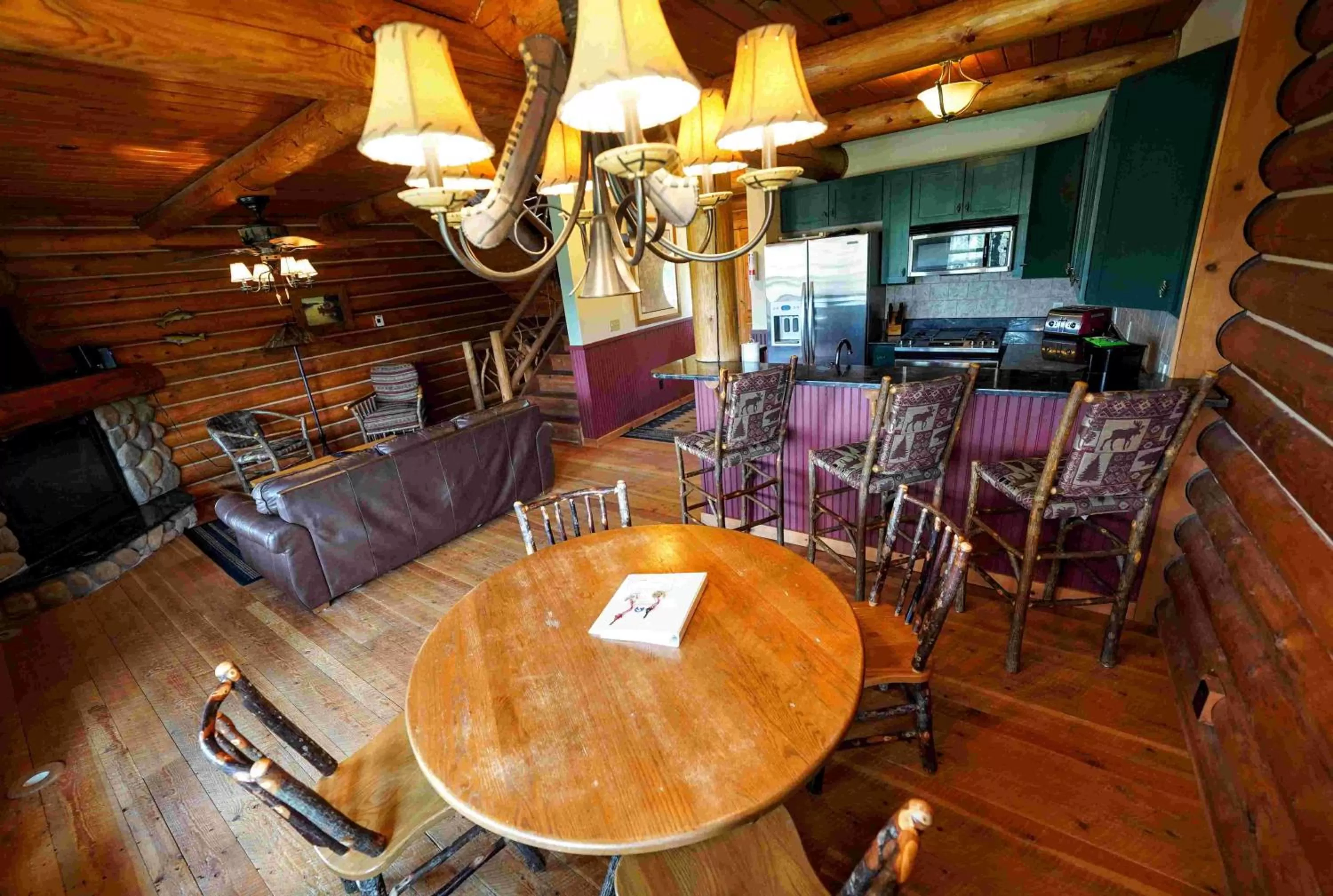 Restaurant/Places to Eat in Ampersand Bay Resort