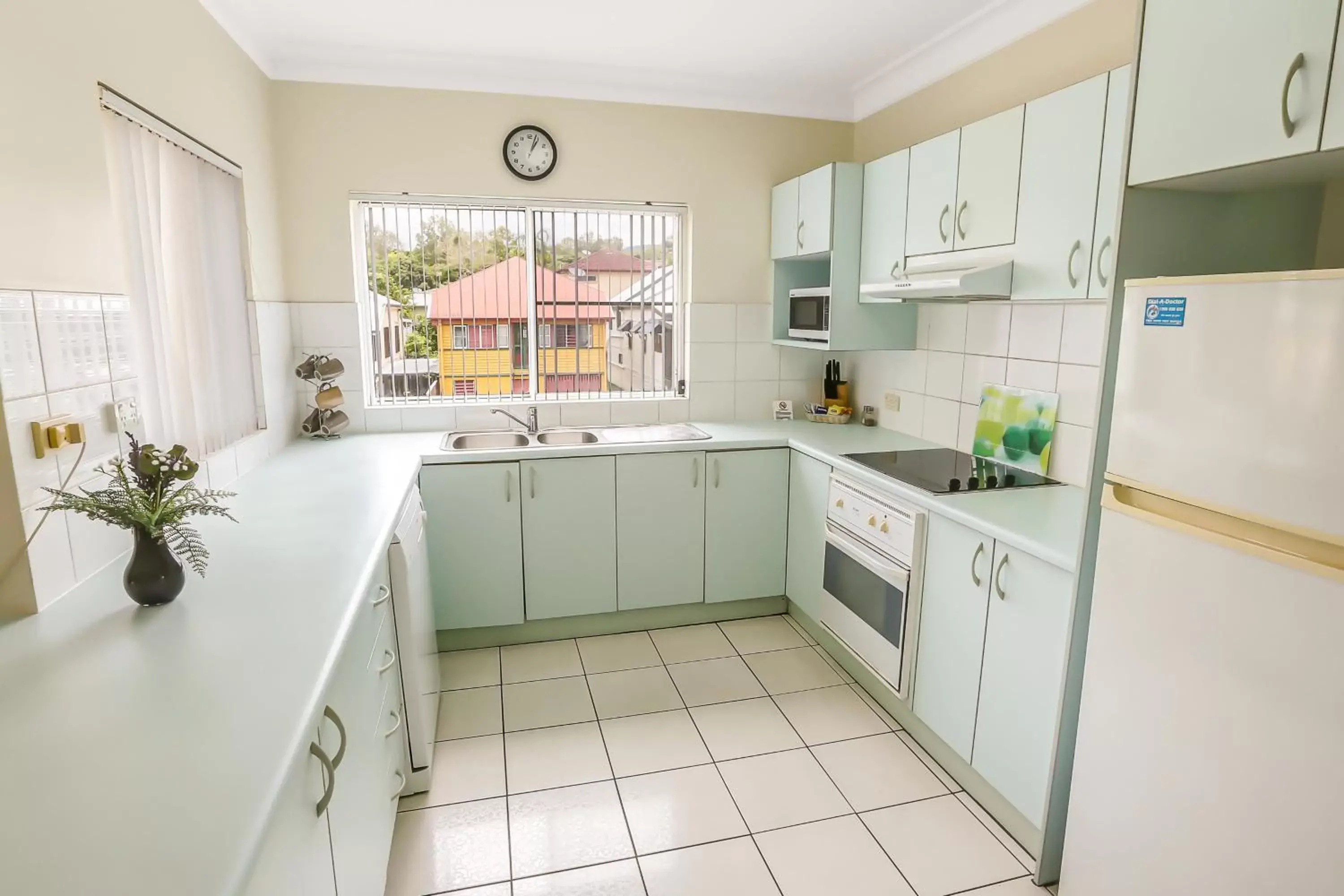 Kitchen or kitchenette, Kitchen/Kitchenette in Koala Court Holiday Apartments