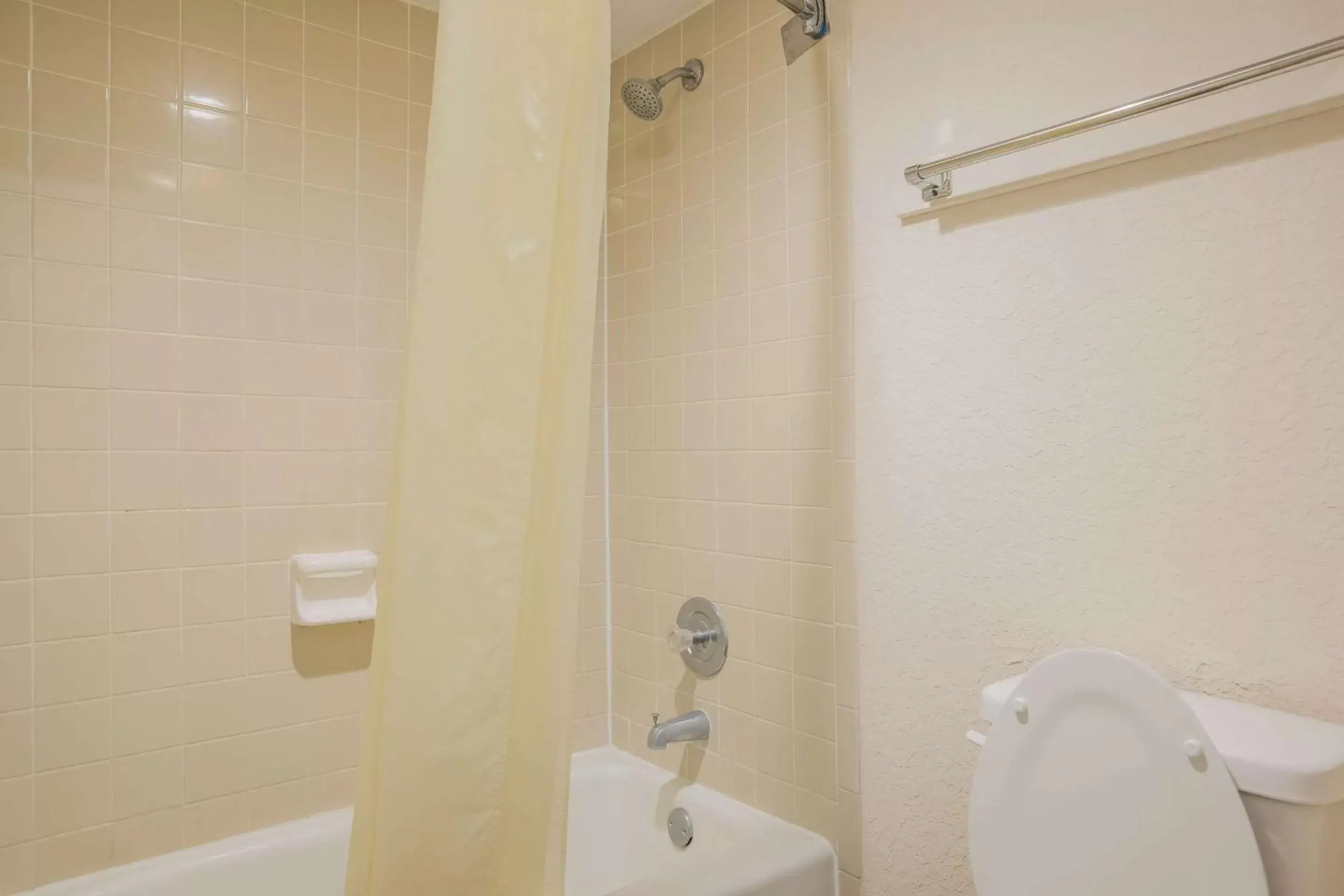 Bedroom, Bathroom in Econo Lodge