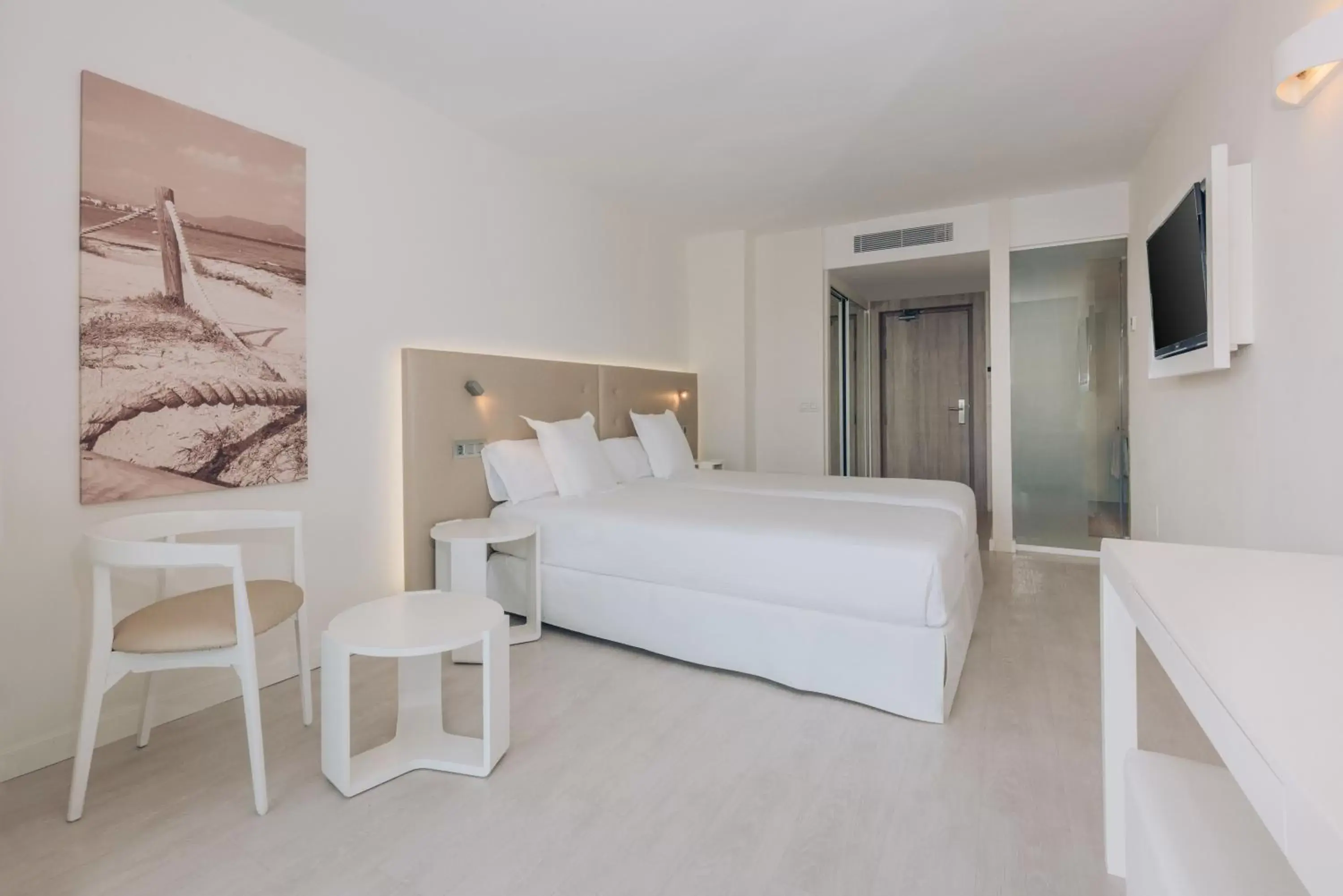 Photo of the whole room, Bed in Iberostar Waves Cala Millor - Adults Only Photo of the whole room, Bed in Iberostar Waves Cala Millor - Adults Only