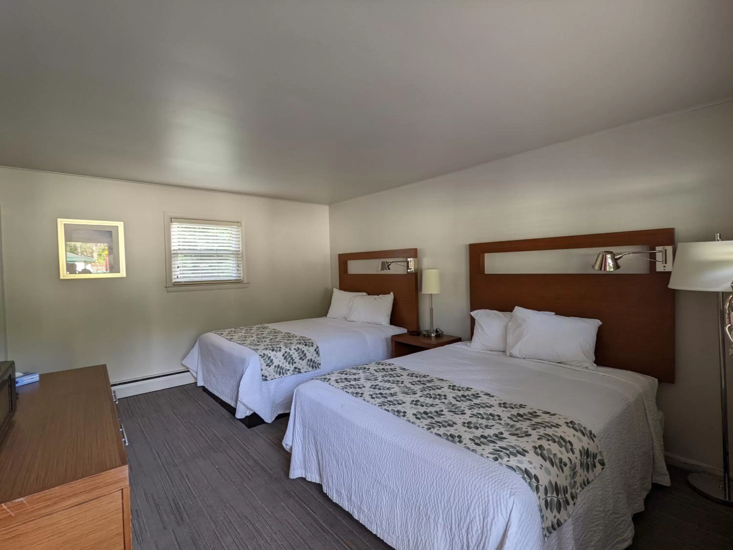 Bed in Perry's Motel and Cottages