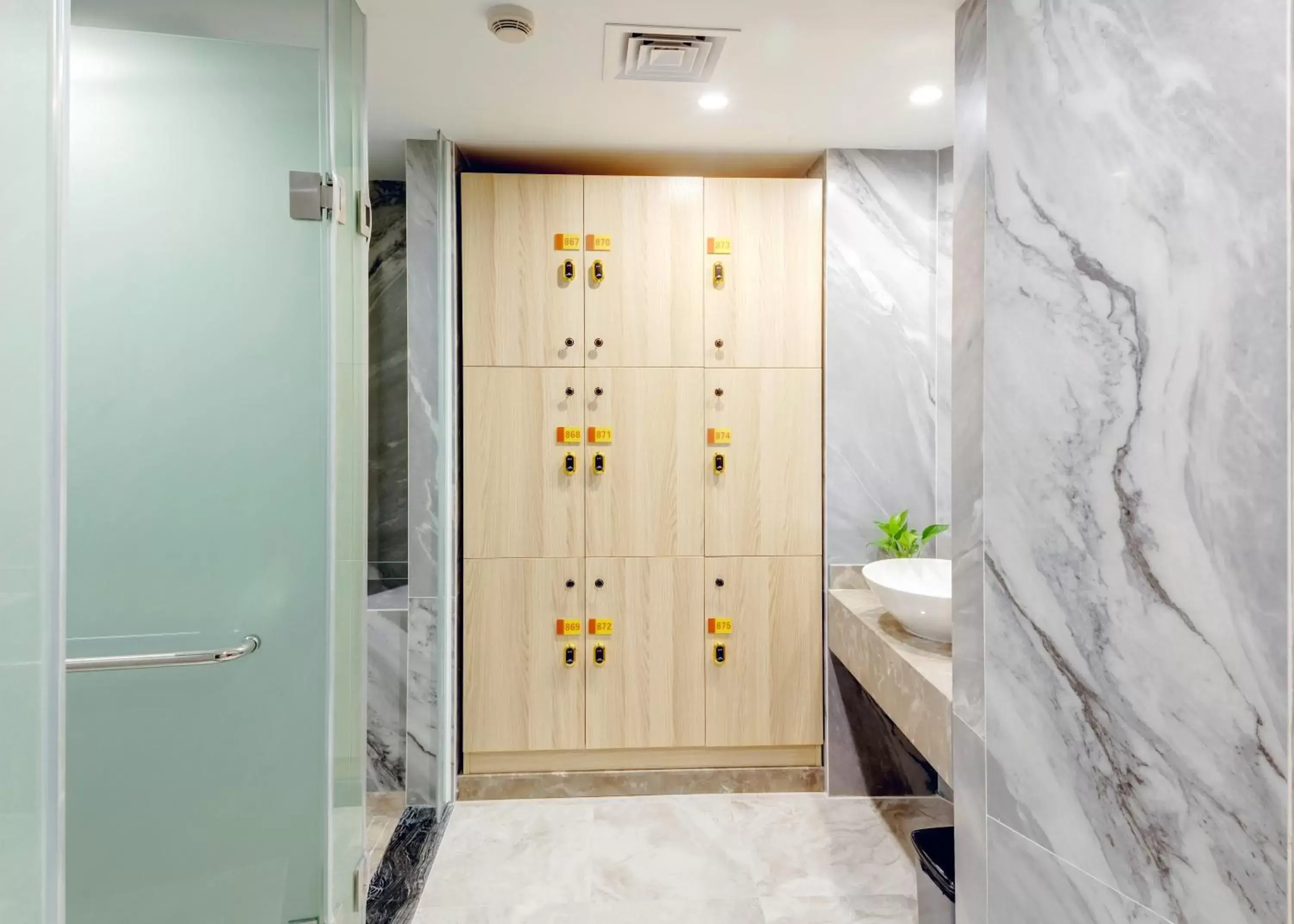 Shower, Bathroom in Ocean Hotel