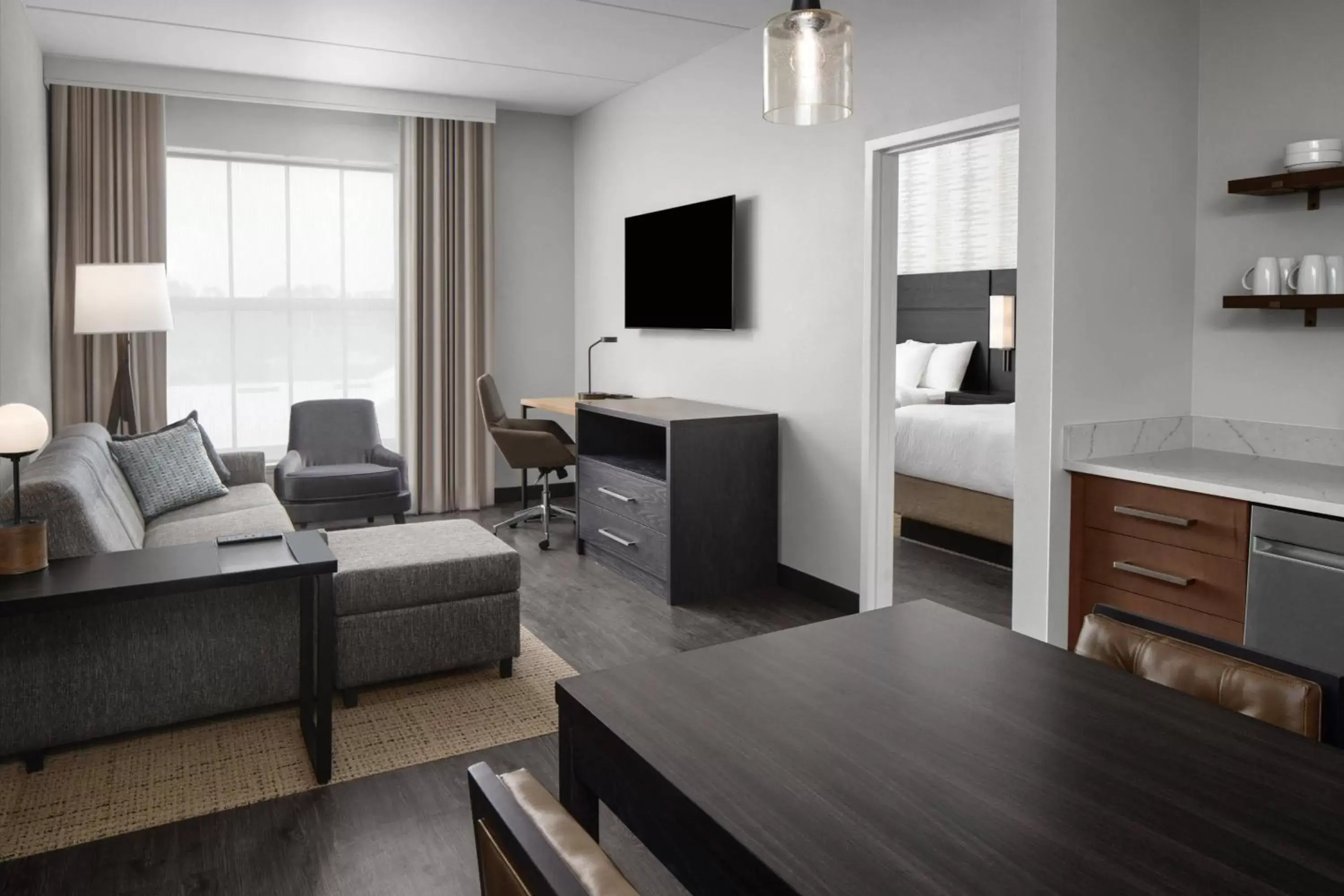 Bedroom, TV/Entertainment Center in Residence Inn By Marriott Jacksonville-Mayo Clinic Area