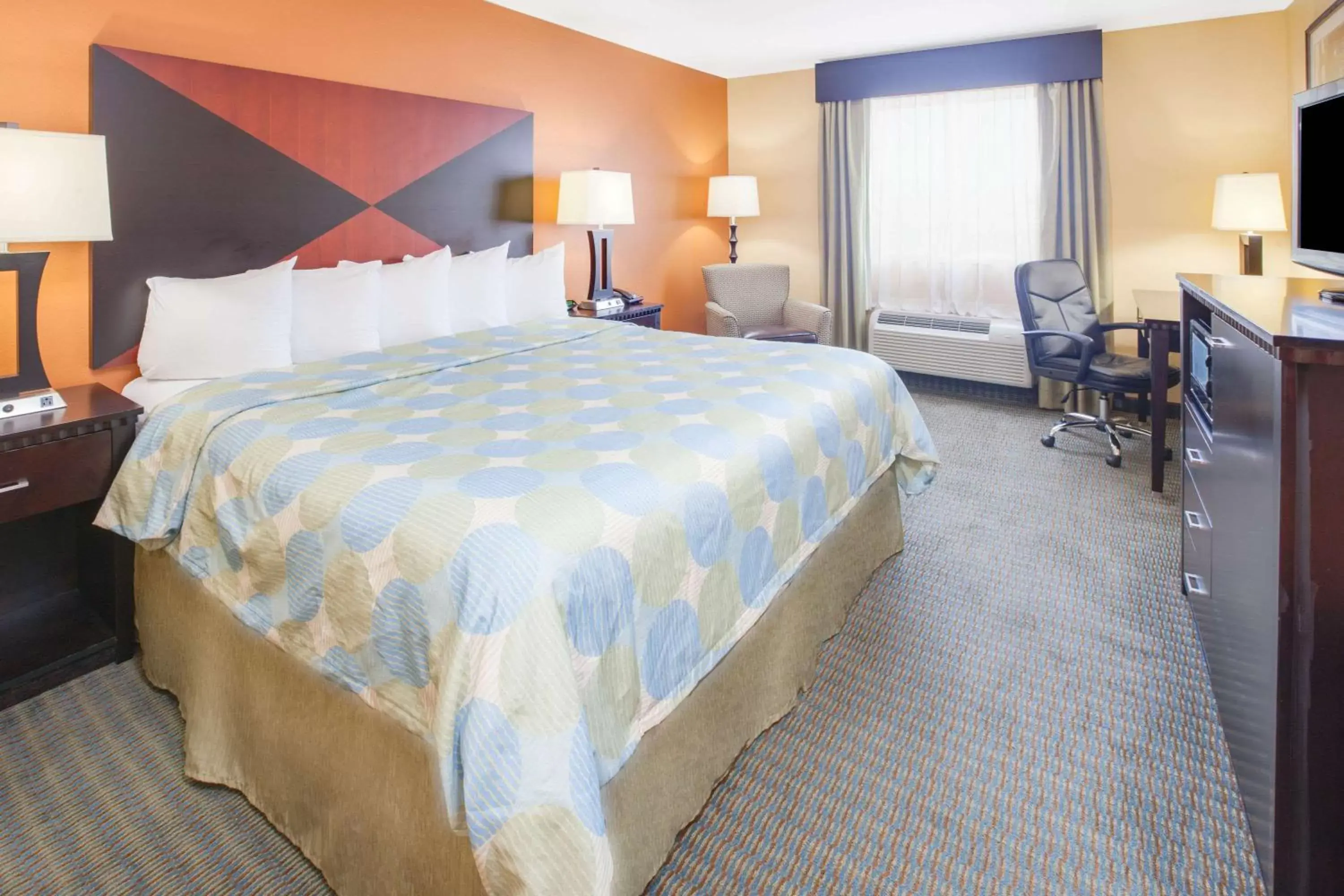 Photo of the whole room, Bed in Days Inn & Suites by Wyndham Russellville