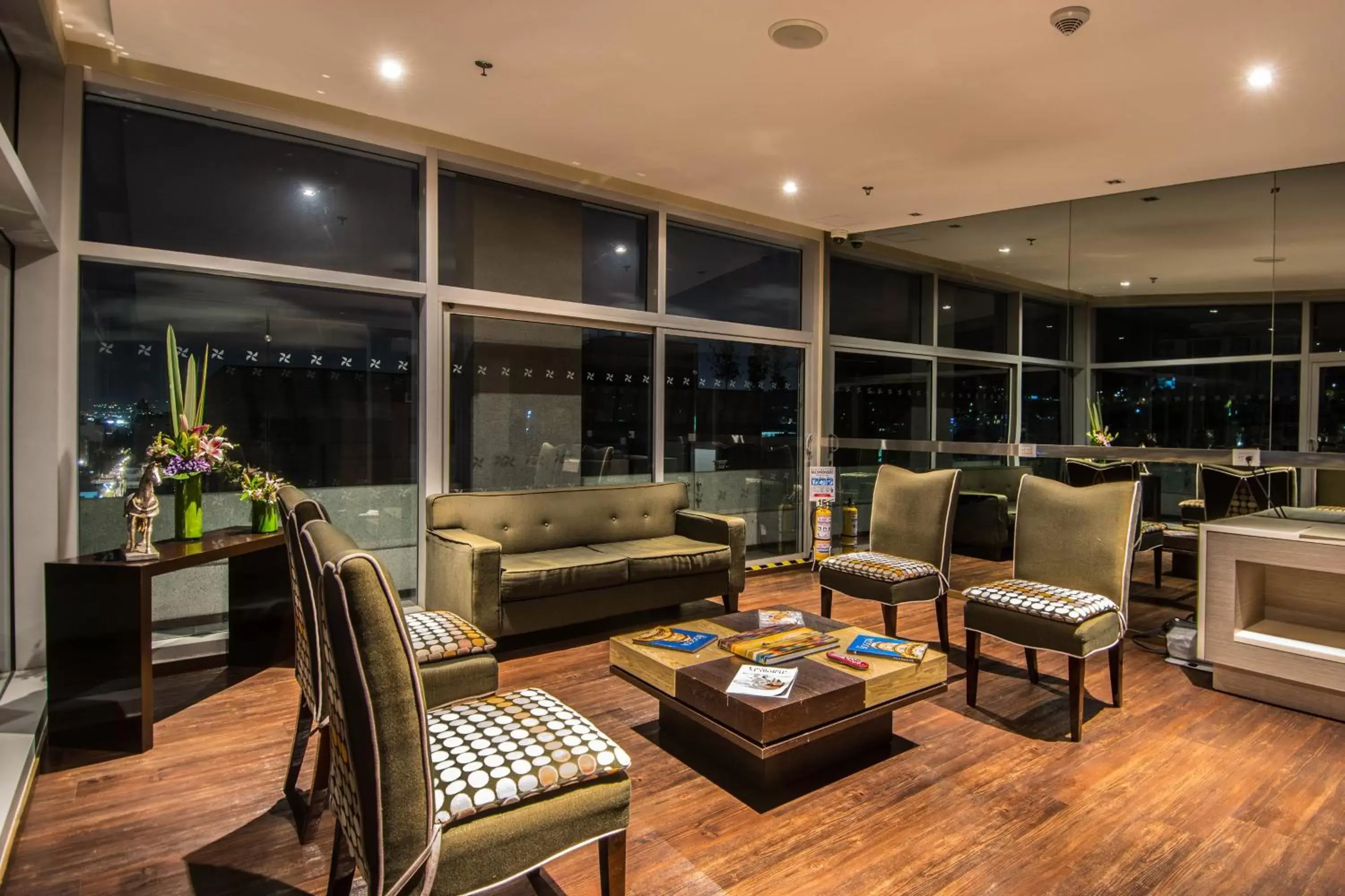 Lounge or bar, Lobby/Reception in Four Points By Sheraton Bogota