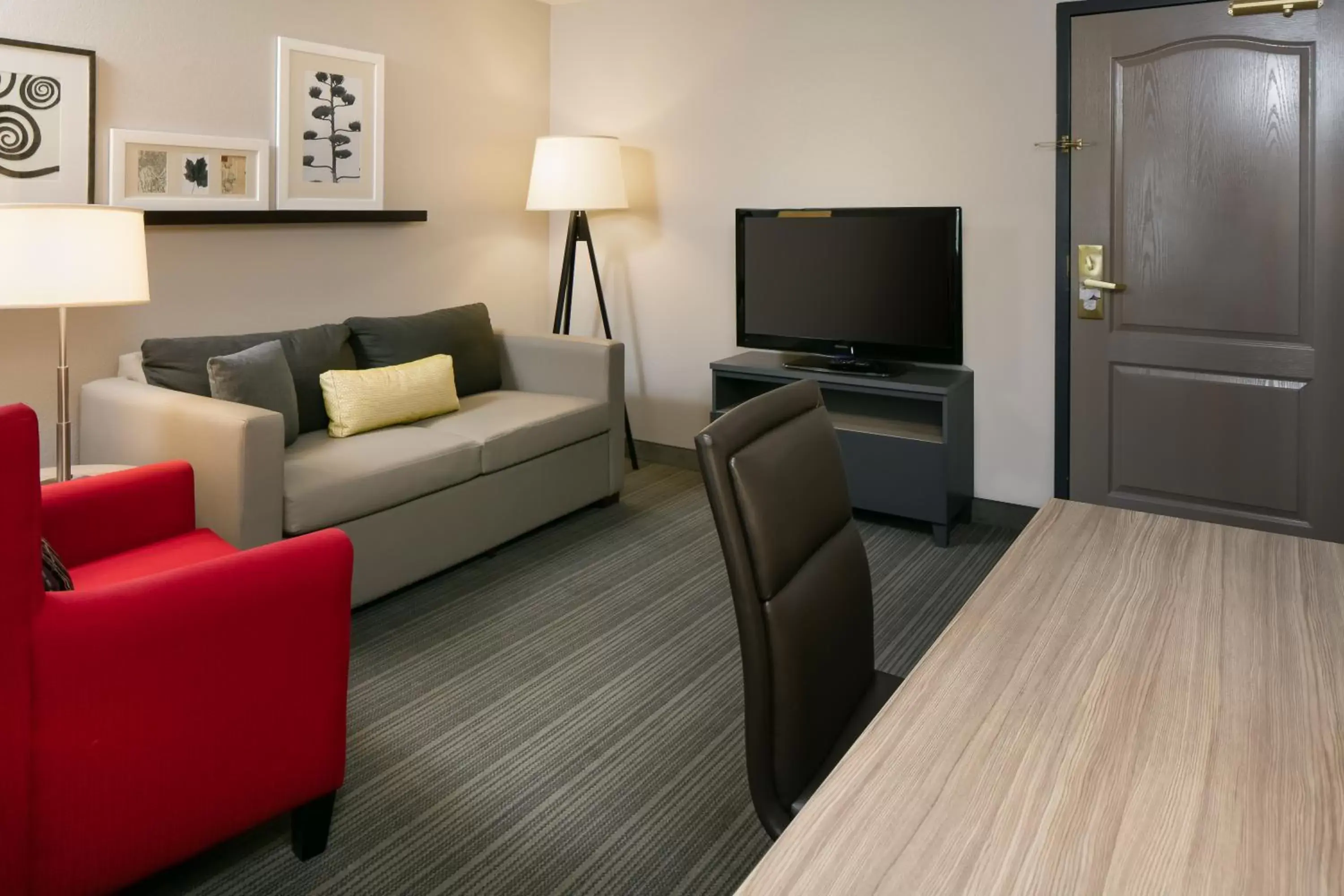 Living room, TV/Entertainment Center in Country Inn & Suites by Radisson, Madison West, WI