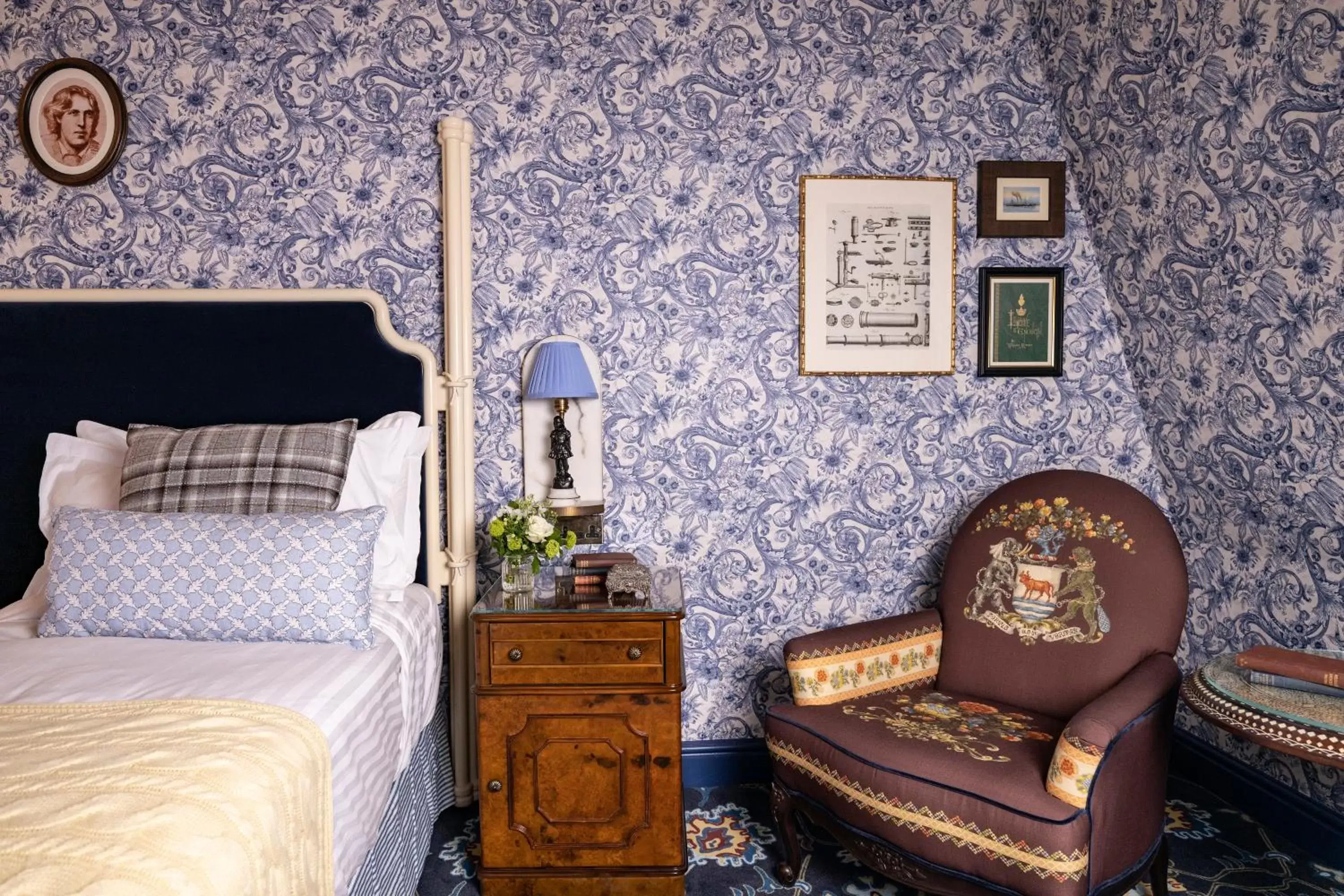 Bed, Seating Area in The Randolph Hotel, by Graduate Hotels