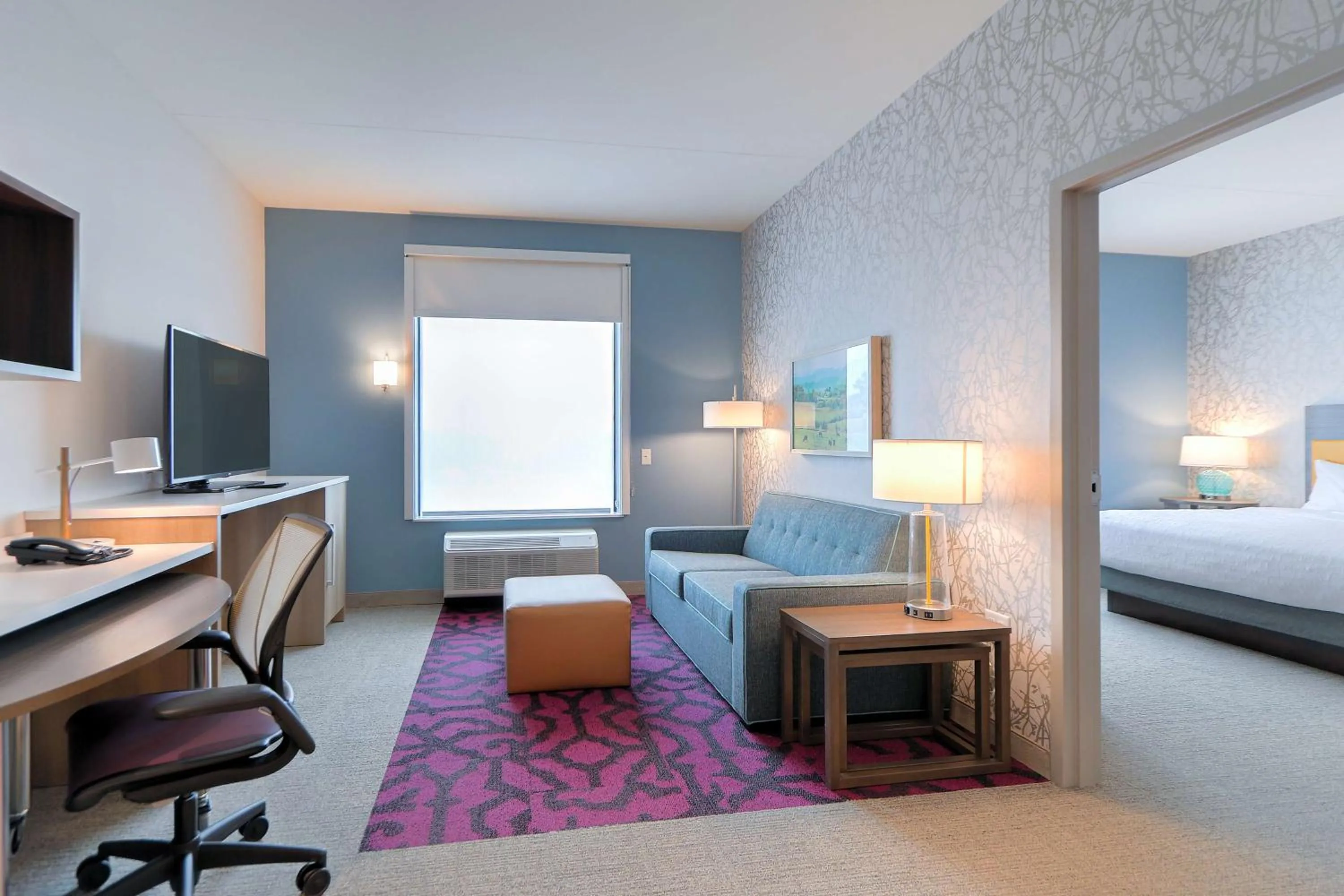 Living room, Bed in Home2 Suites By Hilton Alcoa Knoxville Airport