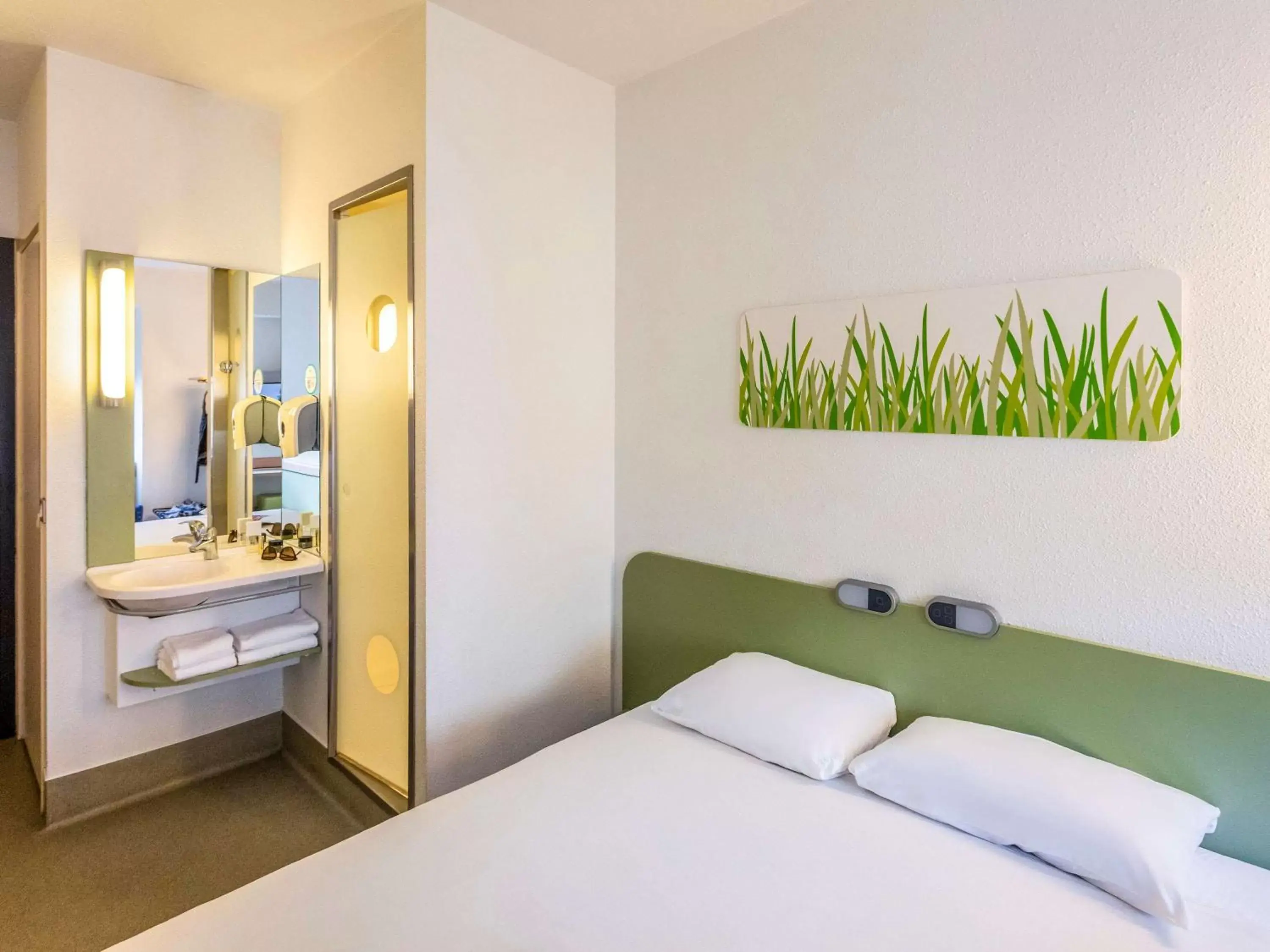 Bathroom, Bed in ibis budget Antwerpen Centraal Station