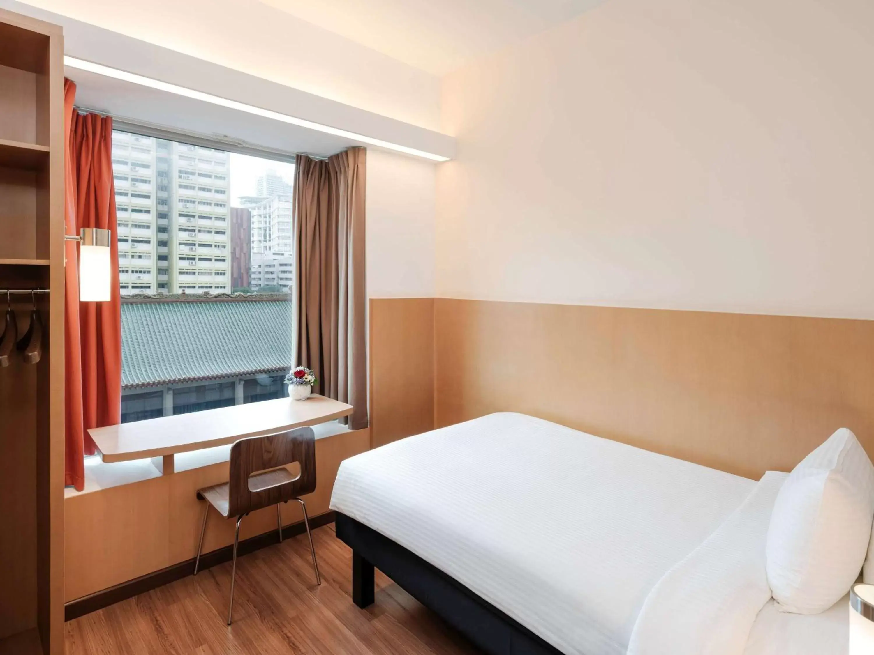 Photo of the whole room, Bed in Ibis Singapore on Bencoolen