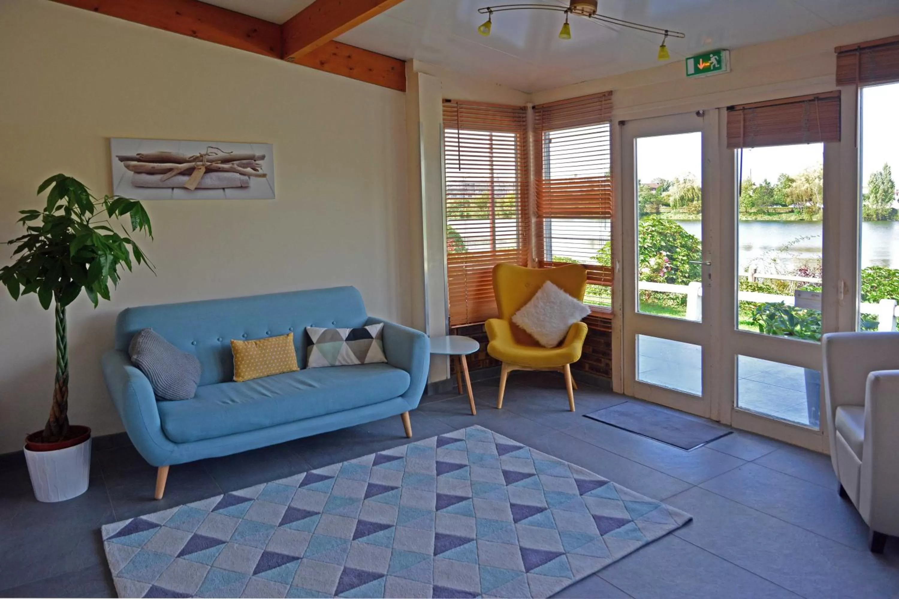 Communal lounge/ TV room in Logis - Hôtel & Restaurant des Lacs Paris Sud