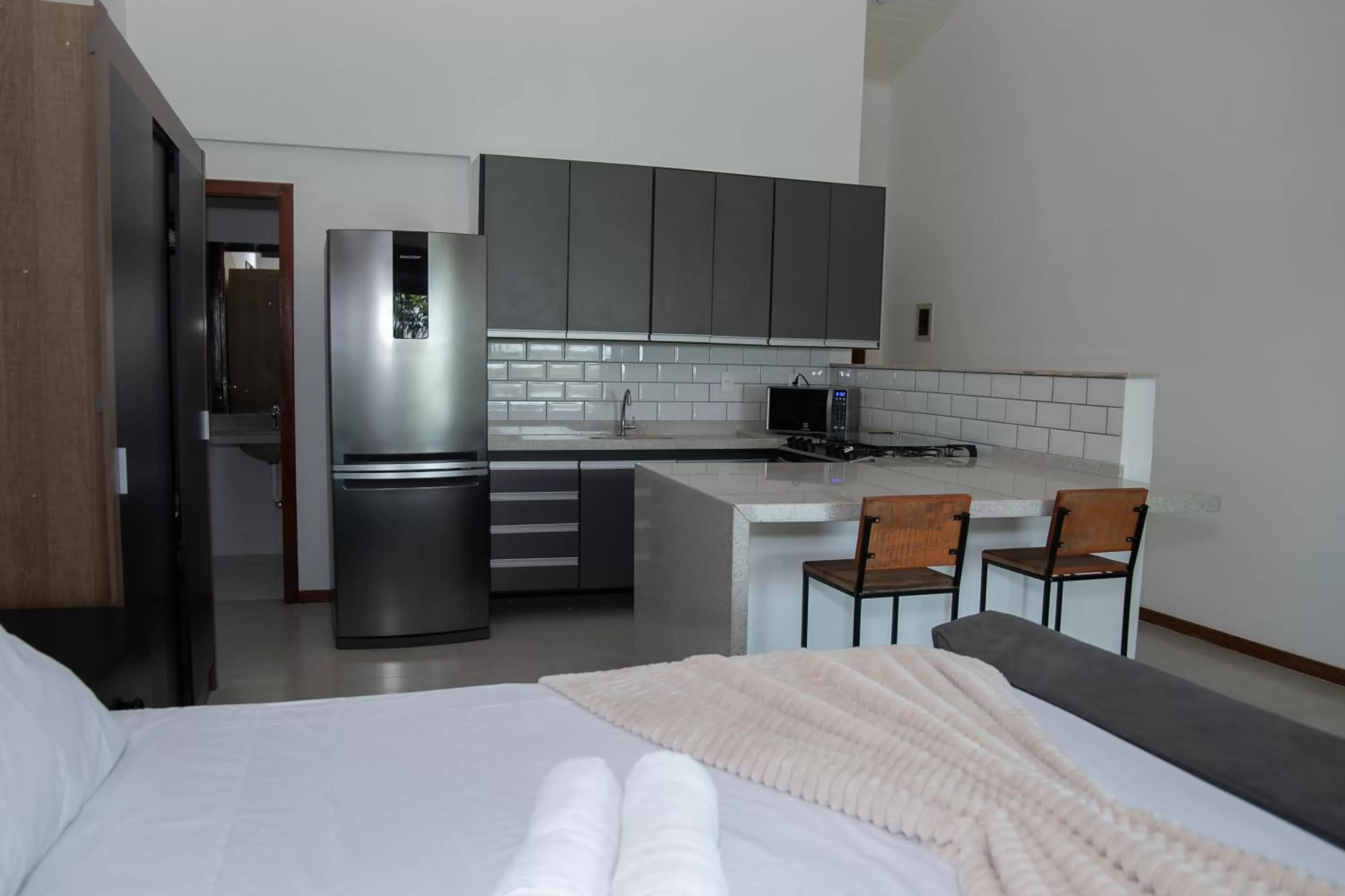 Kitchen or kitchenette, Bed in Pousada Peninsula de Buzios