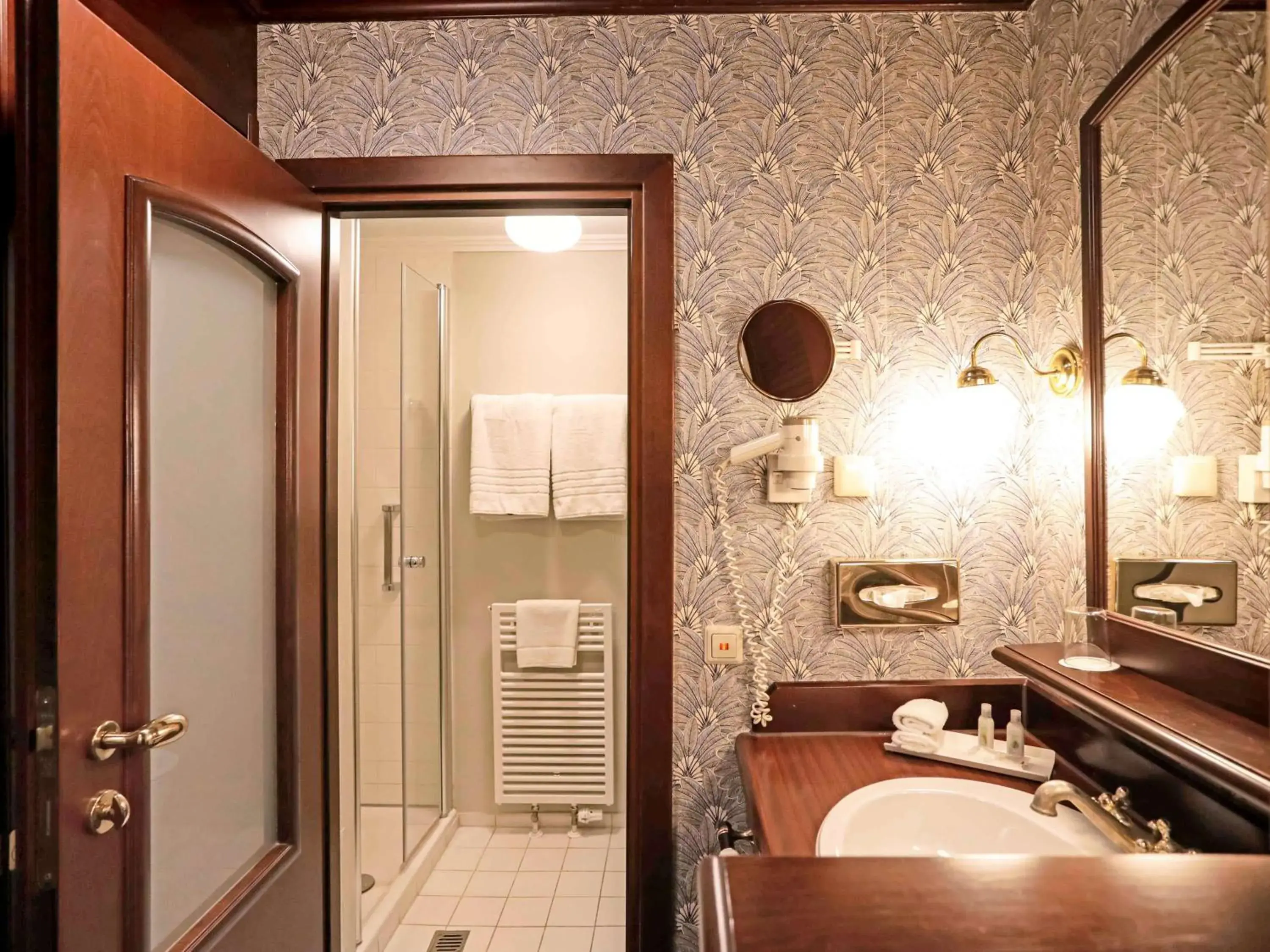 Photo of the whole room, Bathroom in Mercure Hotel Frankfurt Airport Langen