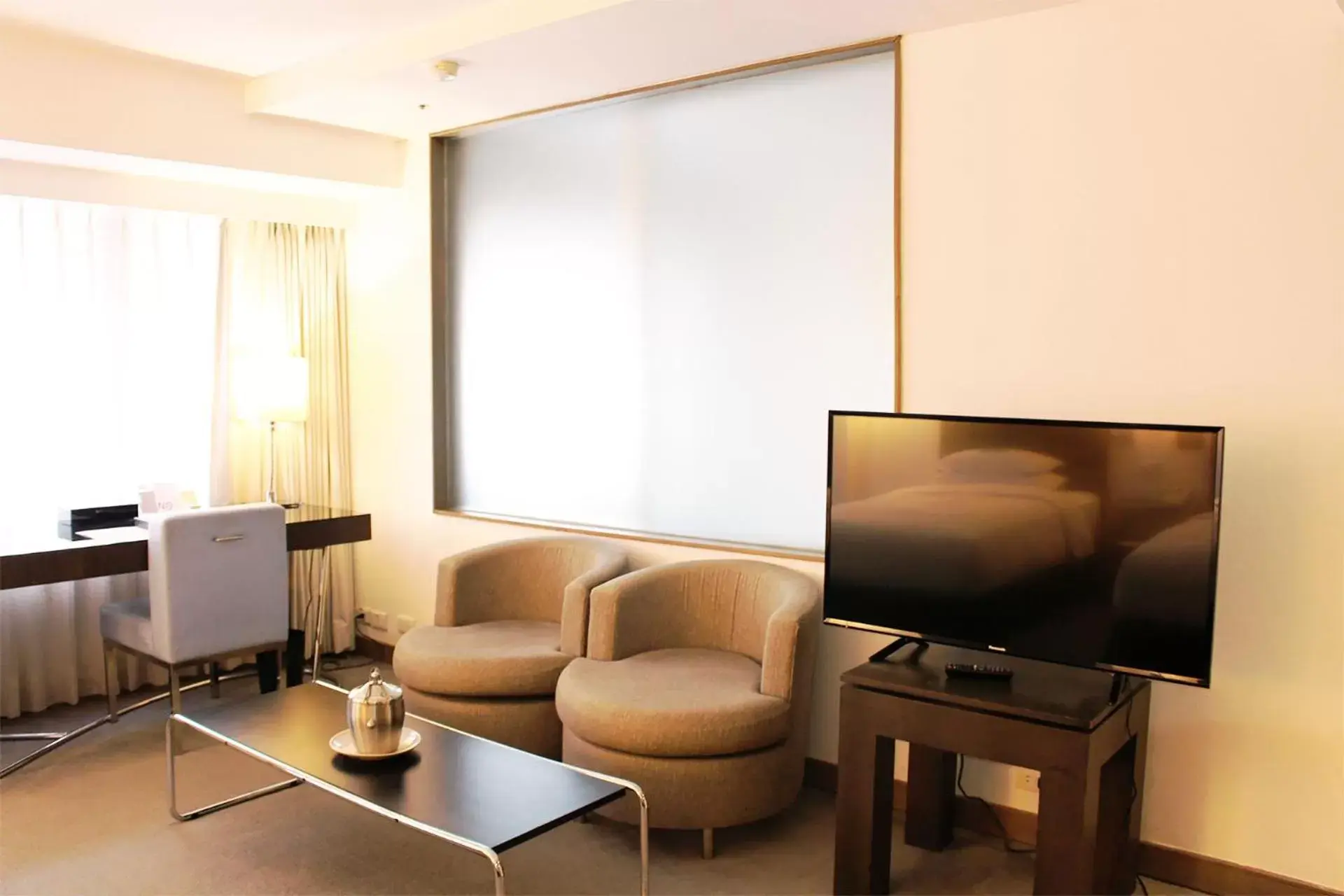 Bedroom, TV/Entertainment Center in United Hotel