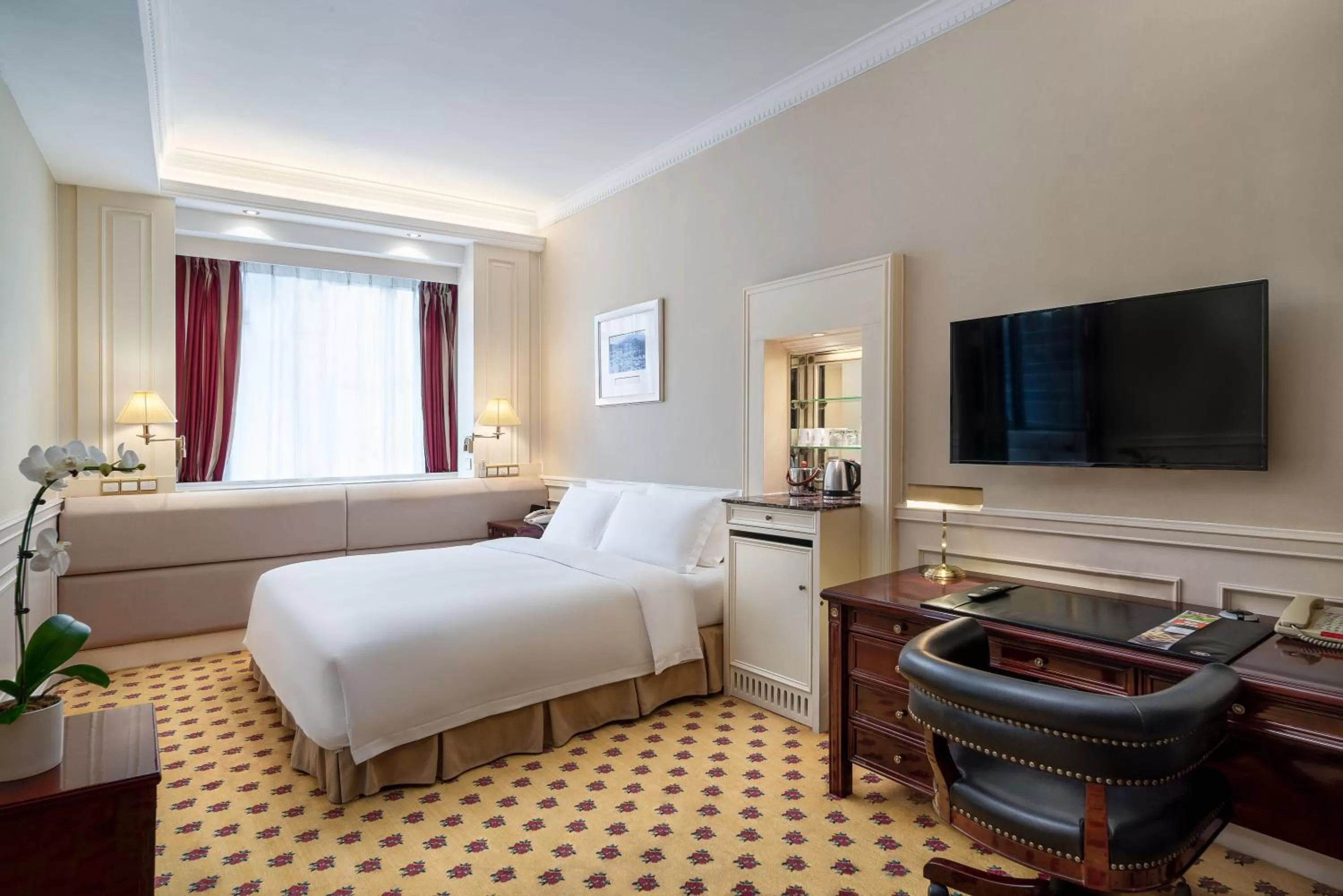 Bedroom, TV/Entertainment Center in Crowne Plaza Hotel & Suites Landmark Shenzhen, an IHG Hotel - Nearby Luohu Border, Indoor heated swimming pool, Receive RMB100 SPA coupon upon check-in