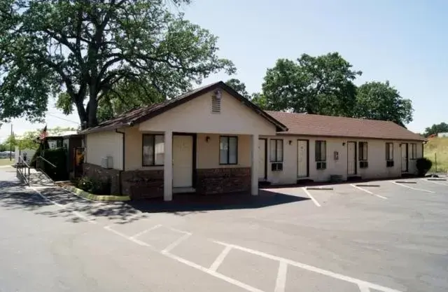 Property Building in Travelers Motel