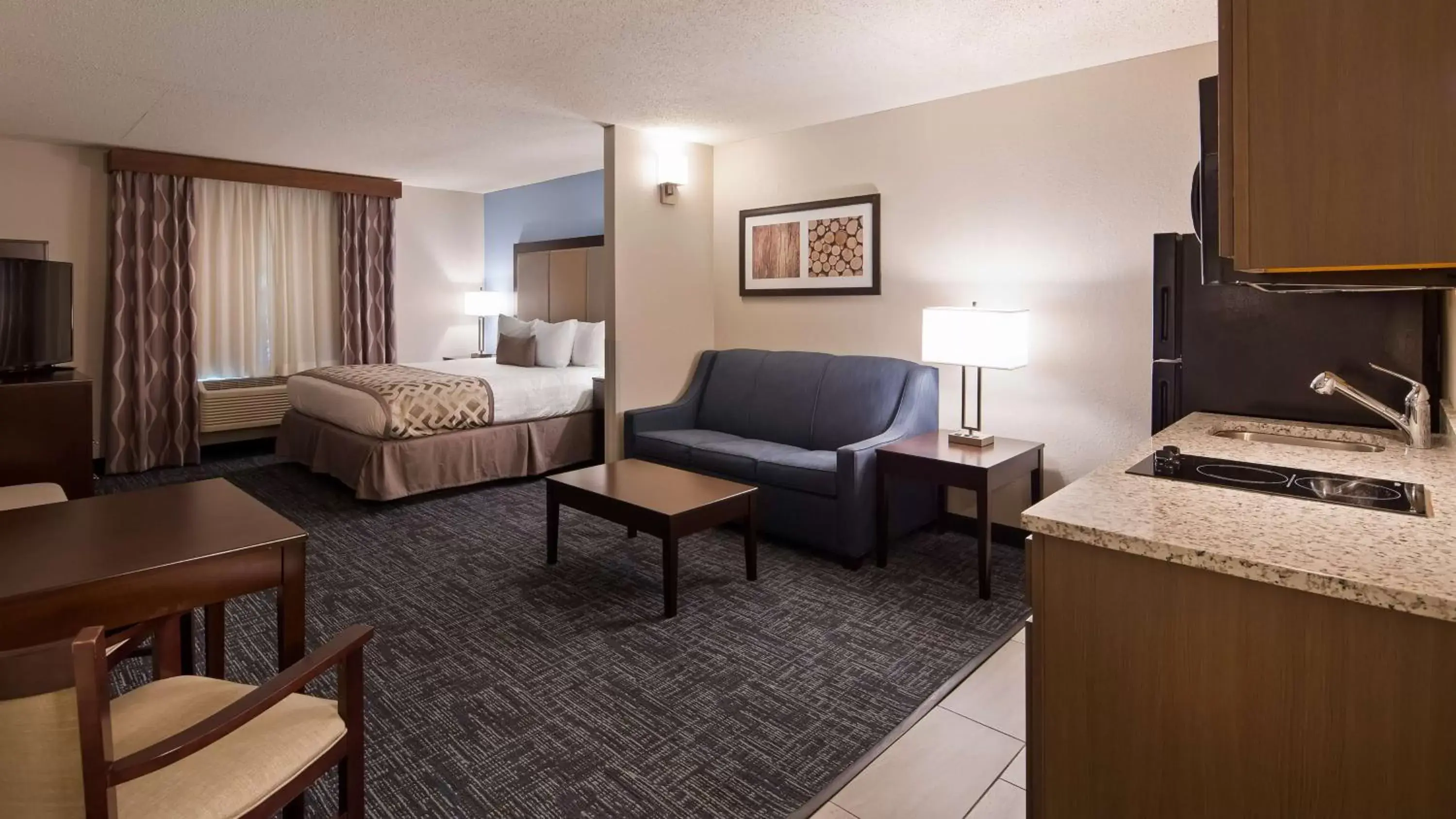 Photo of the whole room, Seating Area in Best Western Plus Flint Airport Inn & Suites