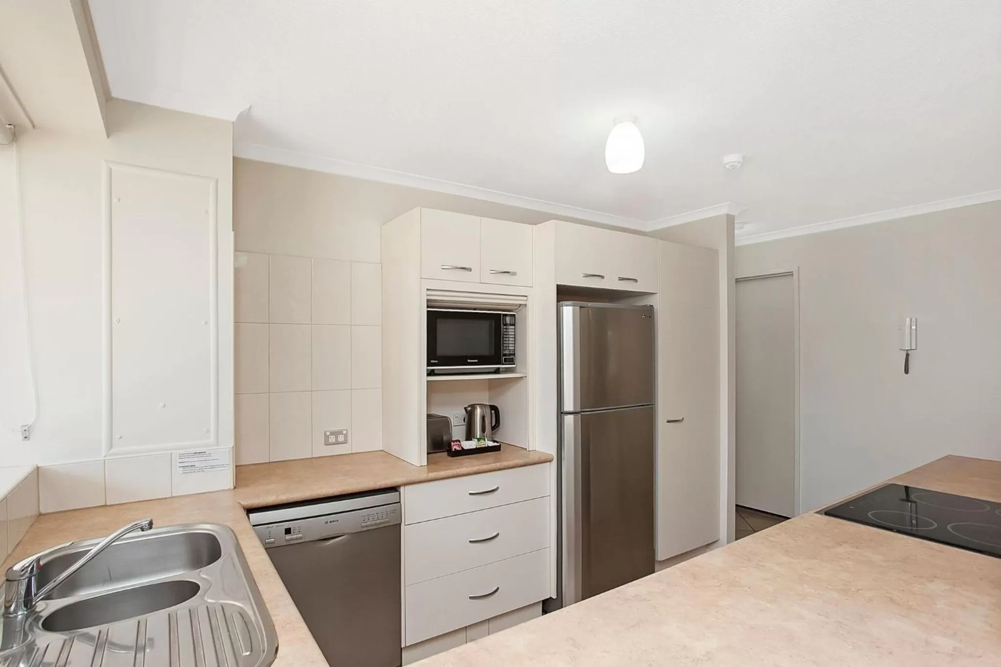 Kitchen or kitchenette, Bed in Solnamara Beachfront Apartments