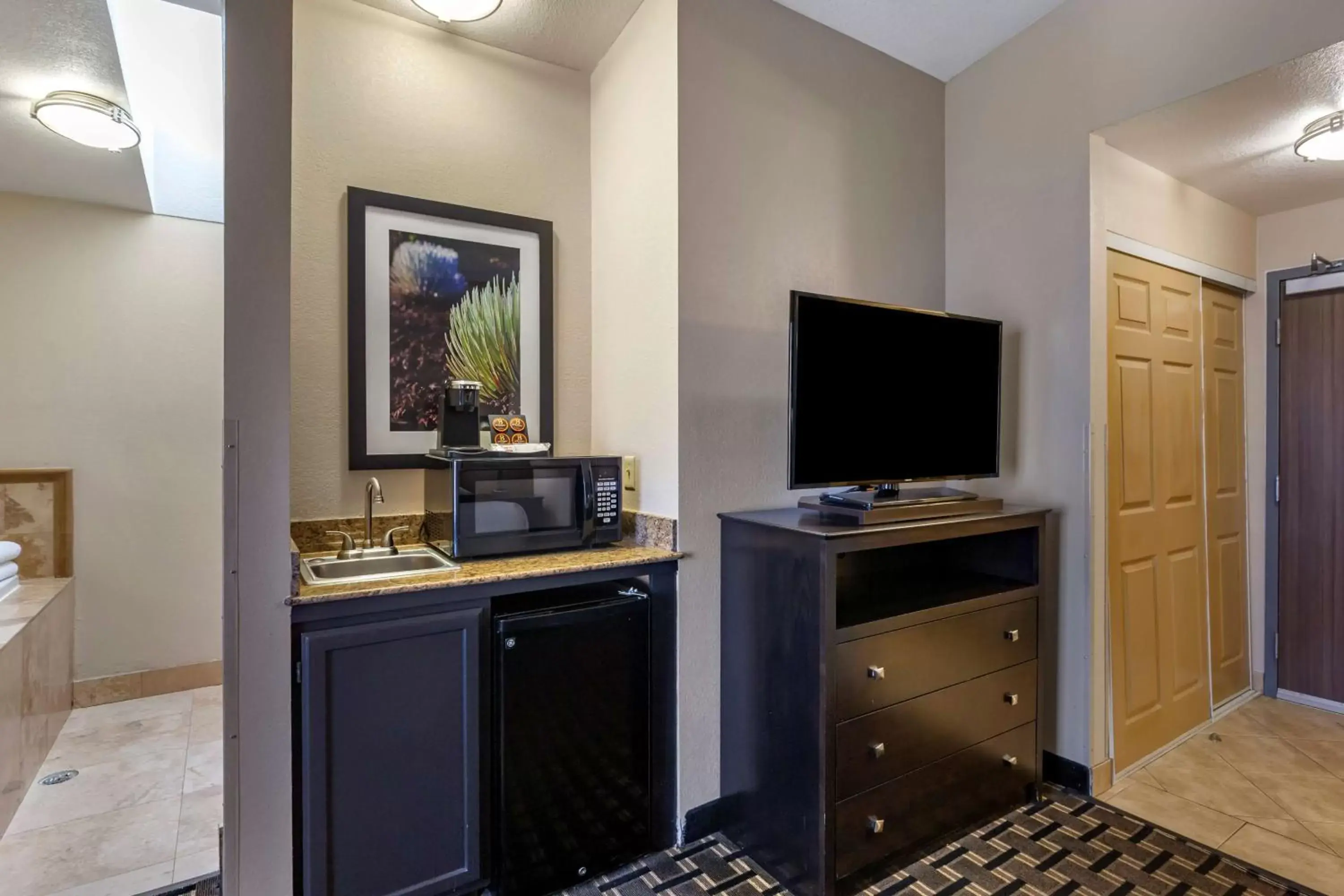 Bedroom, TV/Entertainment Center in Best Western Plus Las Vegas West