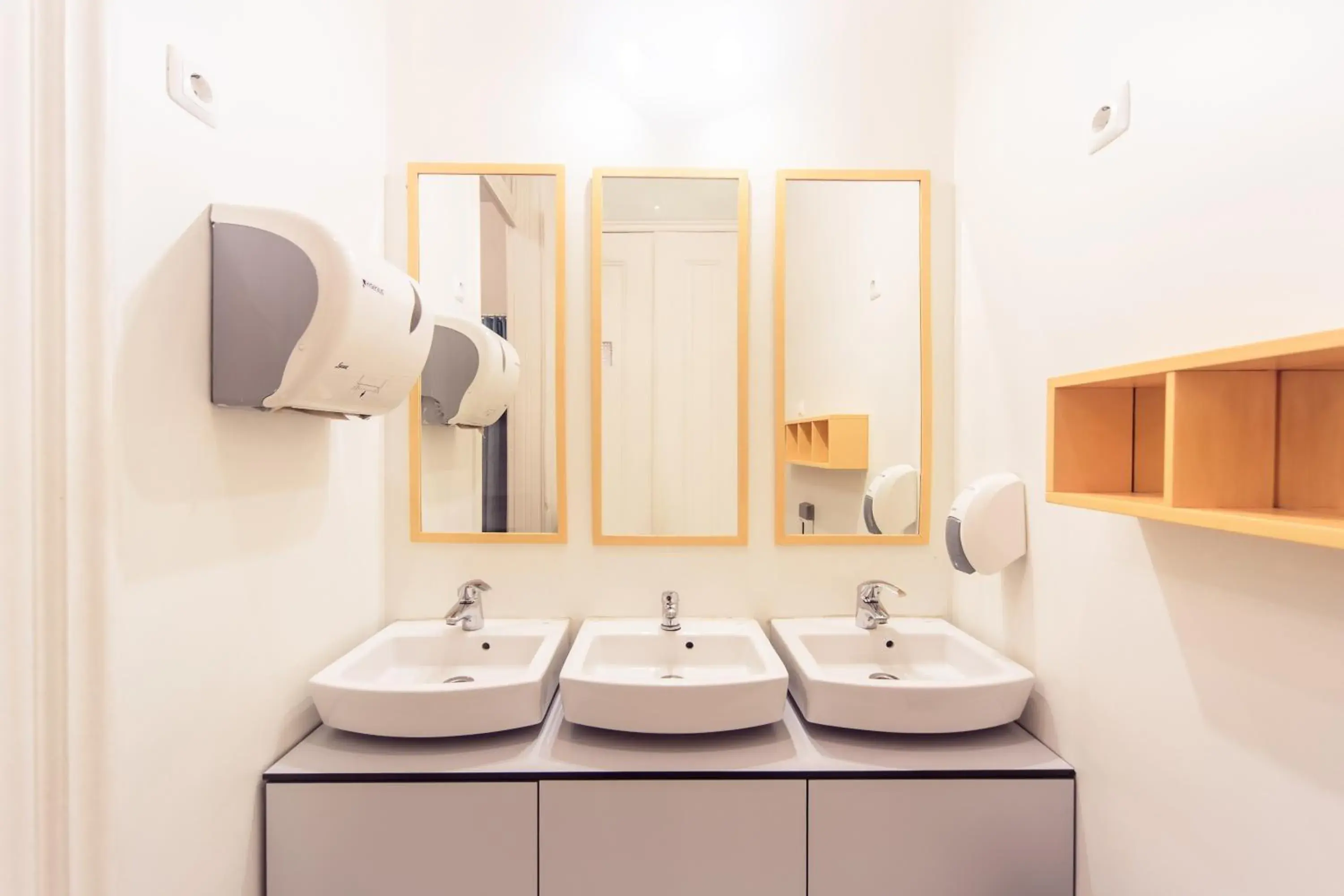 Shower, Bathroom in The Independente Hostel & Suites