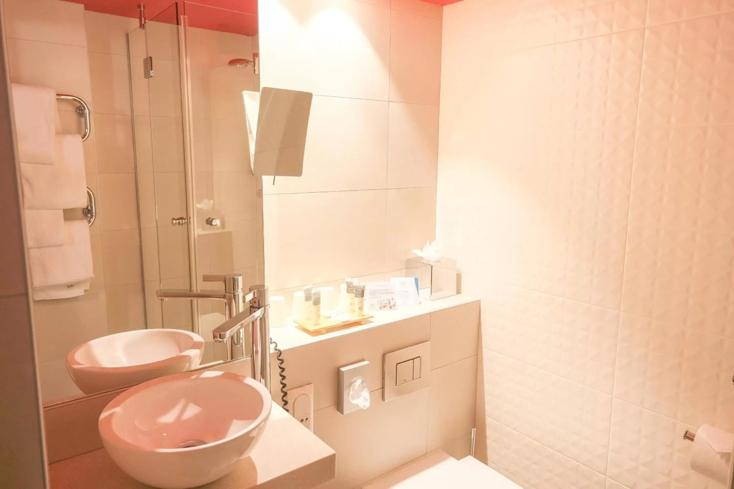 Shower, Bathroom in Thalazur Carnac - Hôtel & Spa