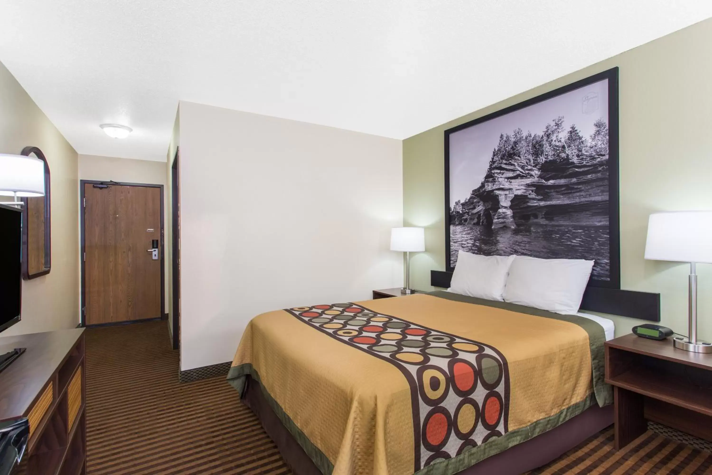 Photo of the whole room, Bed in Super 8 by Wyndham Eau Claire I-94
