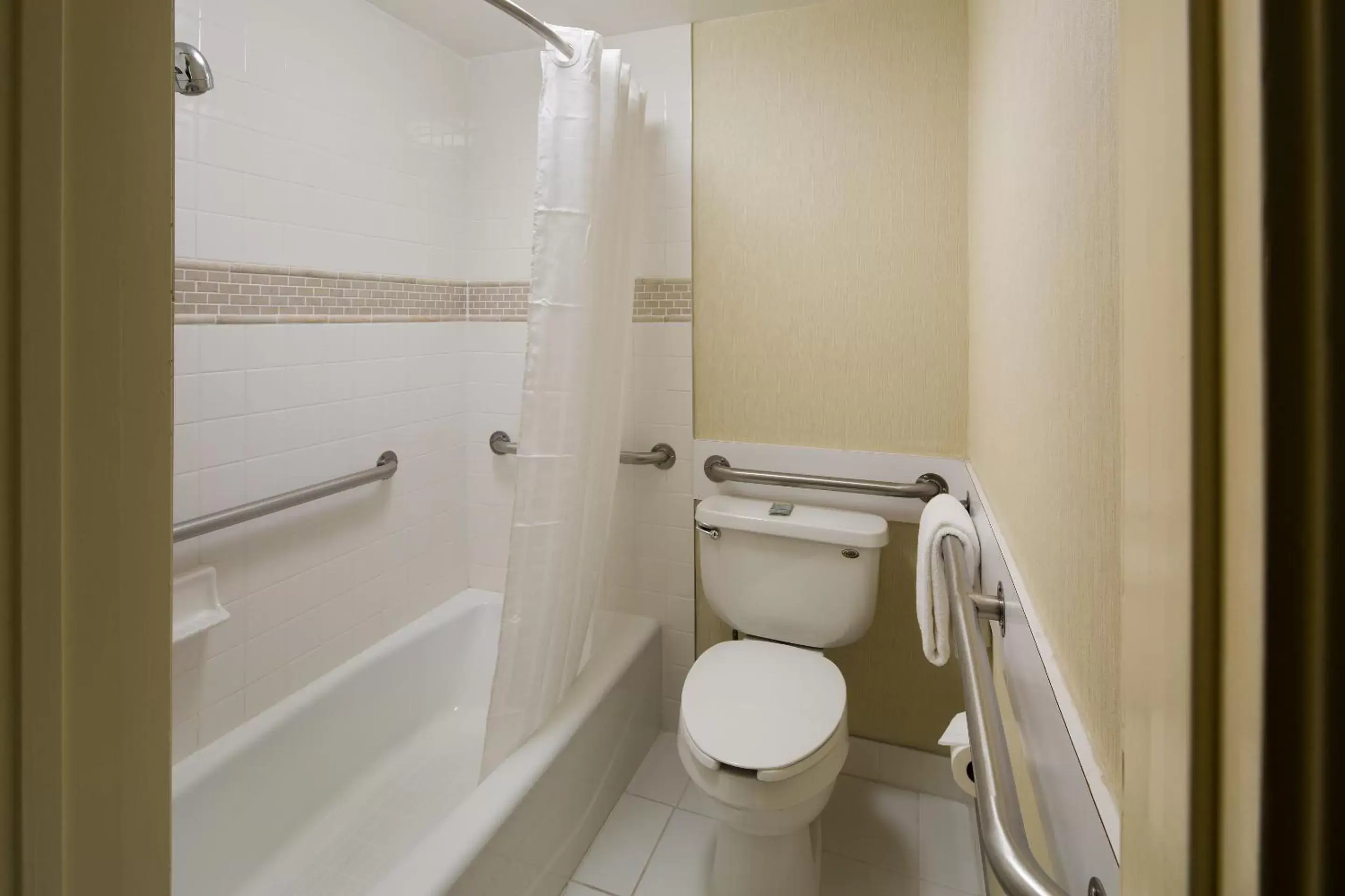 Queen Room with Roll-In Shower - Disability Access in Best Western Seven Seas Queen Room with Roll-In Shower - Disability Access in Best Western Seven Seas