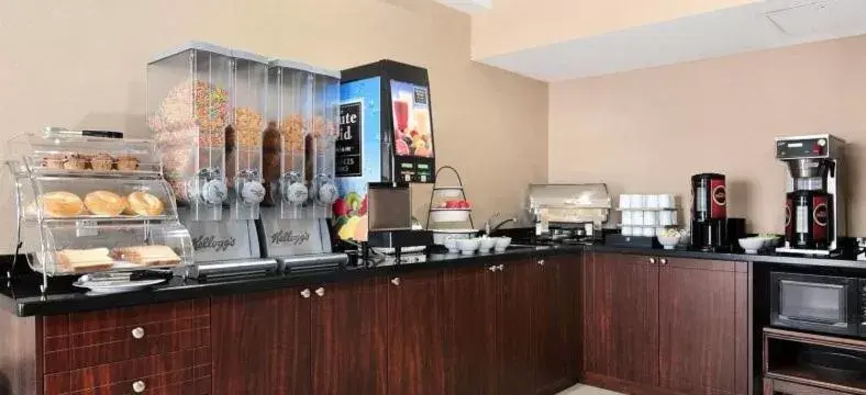 Coffee/tea facilities in Comfort Inn & Conference Centre Toronto Airport