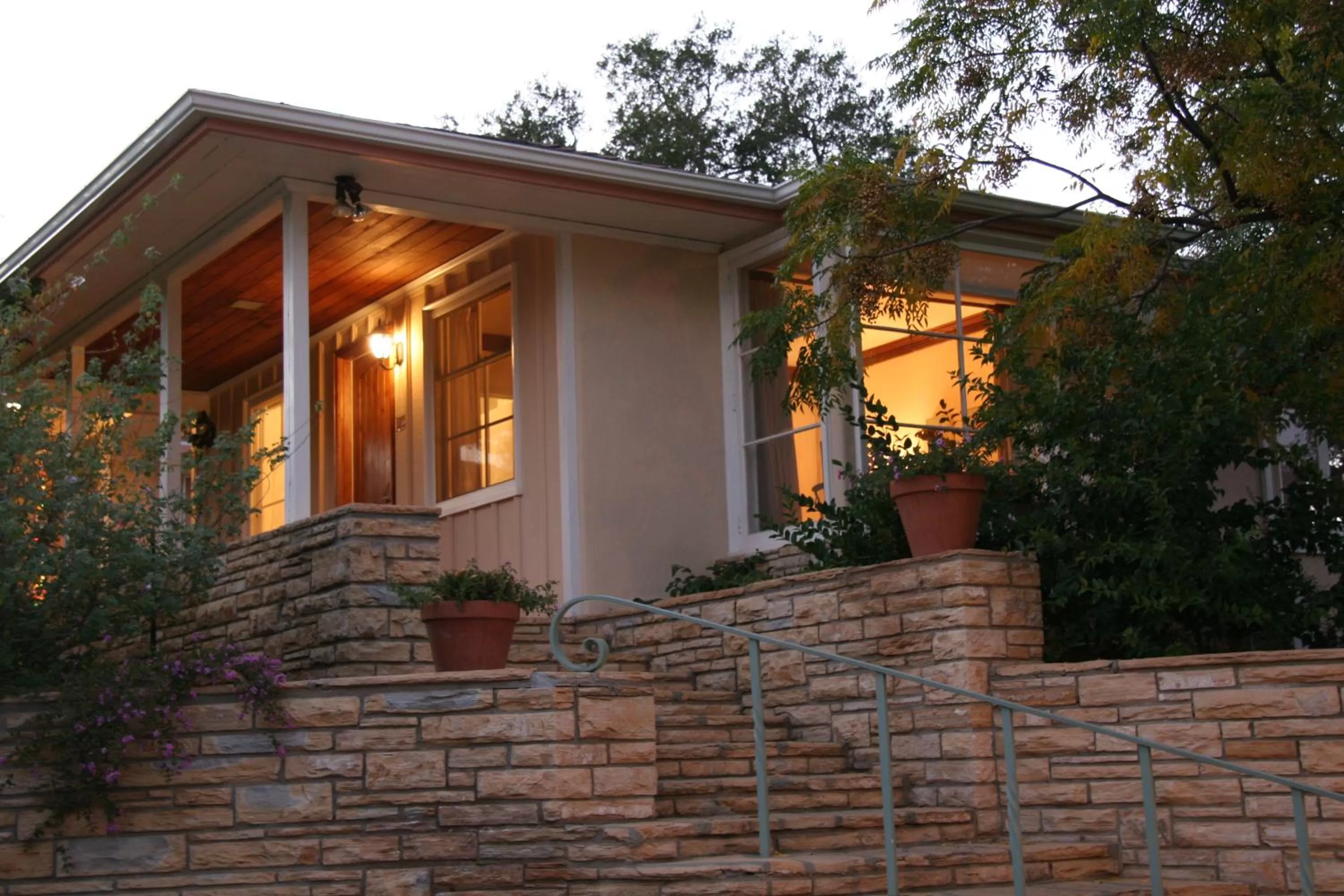 Facade/entrance, Property Building in Ojai Retreat & Inn